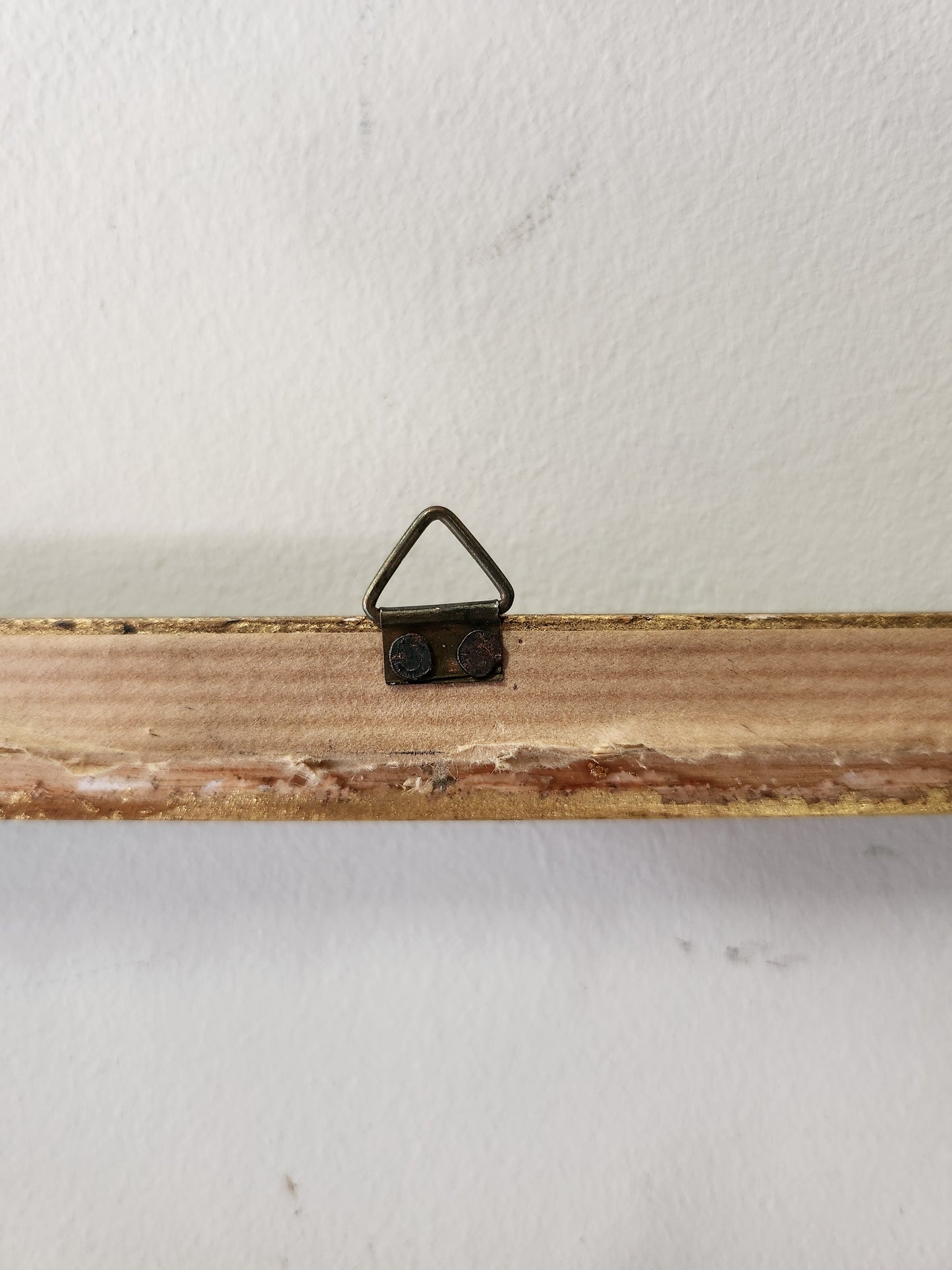 Cadre doré à suspendre vintage   Patine