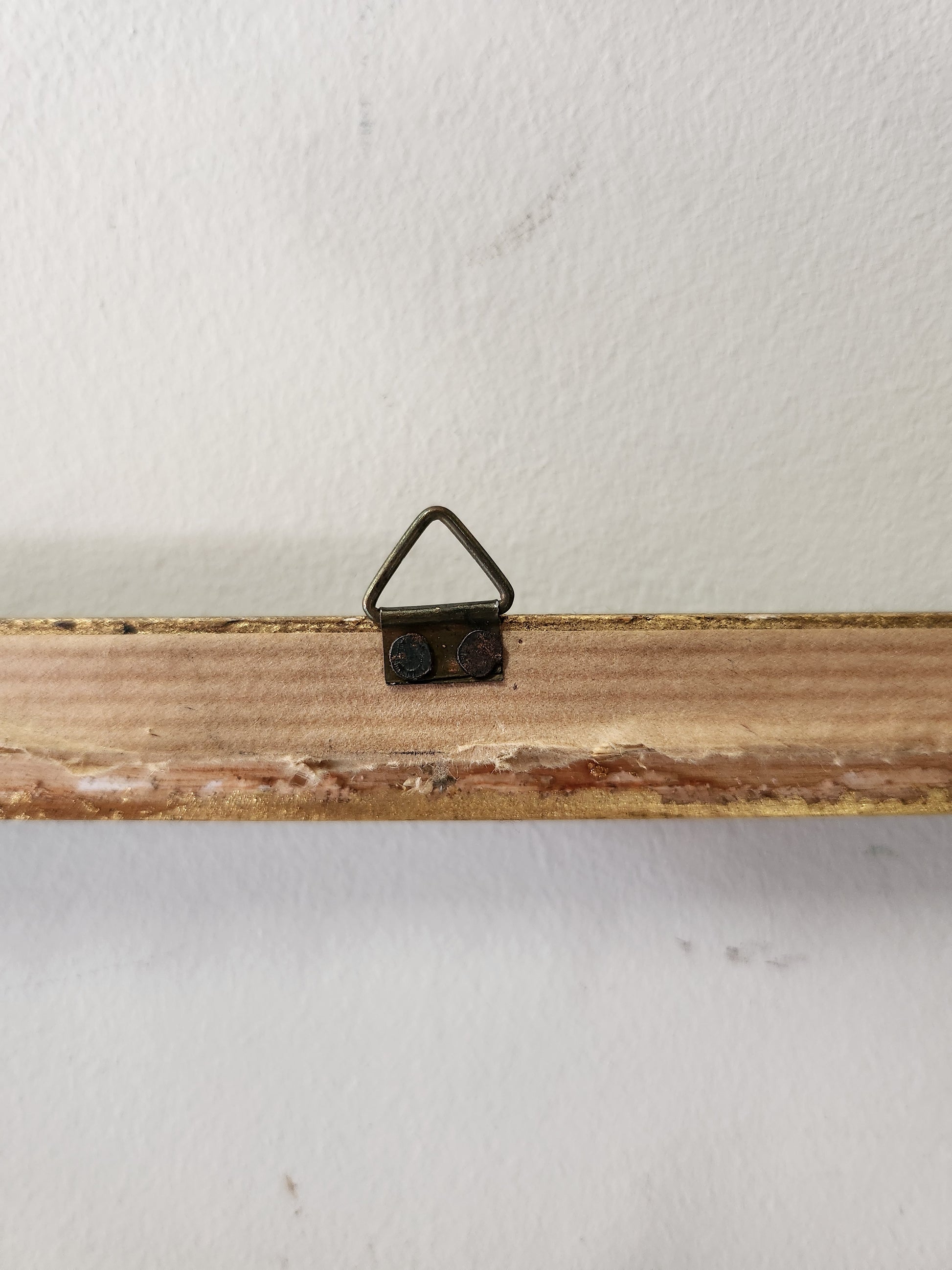 Cadre doré à suspendre vintage   Patine