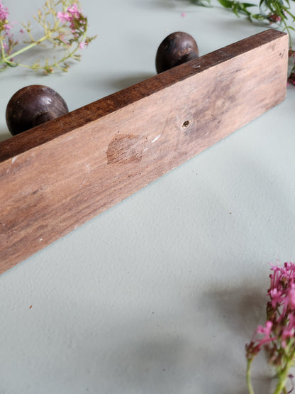 Porte-manteau en bois peint à la main   Patine