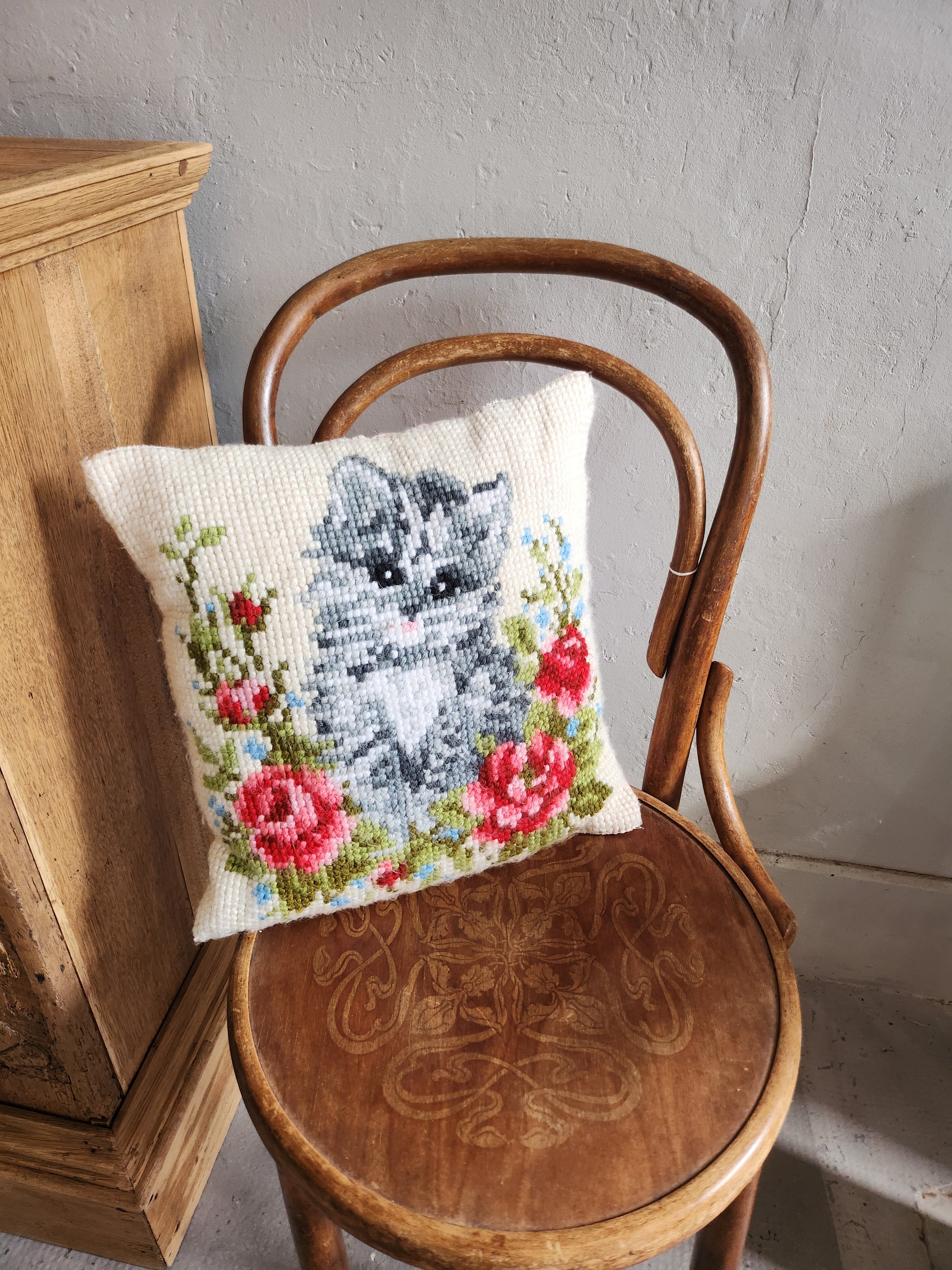 Coussin point de croix motif chat et fleurs   Patine