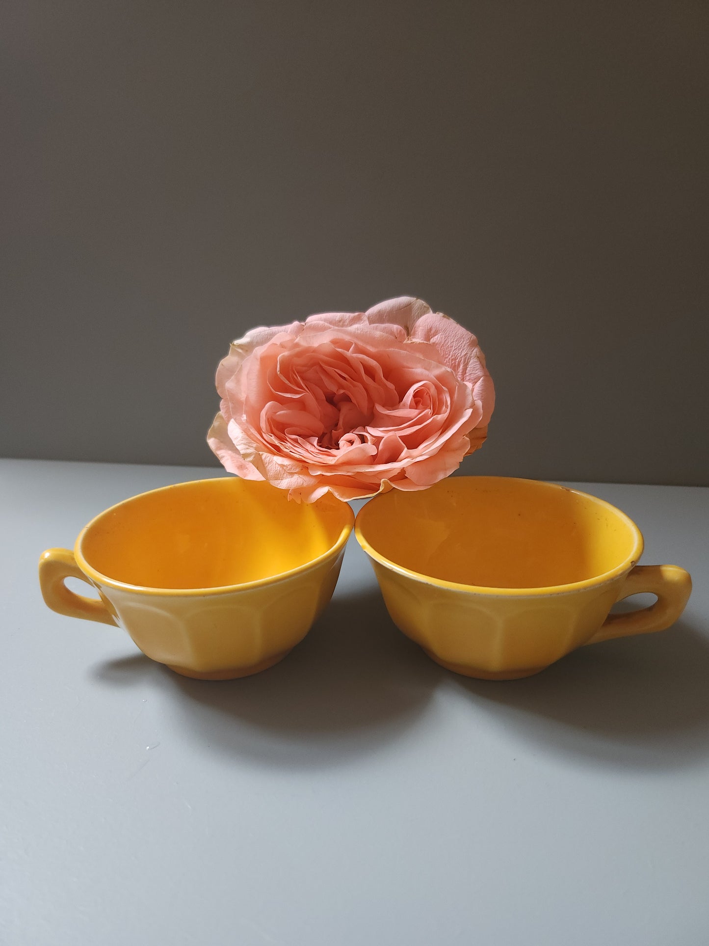 Tasses jaunes en céramique lot de 2   Patine