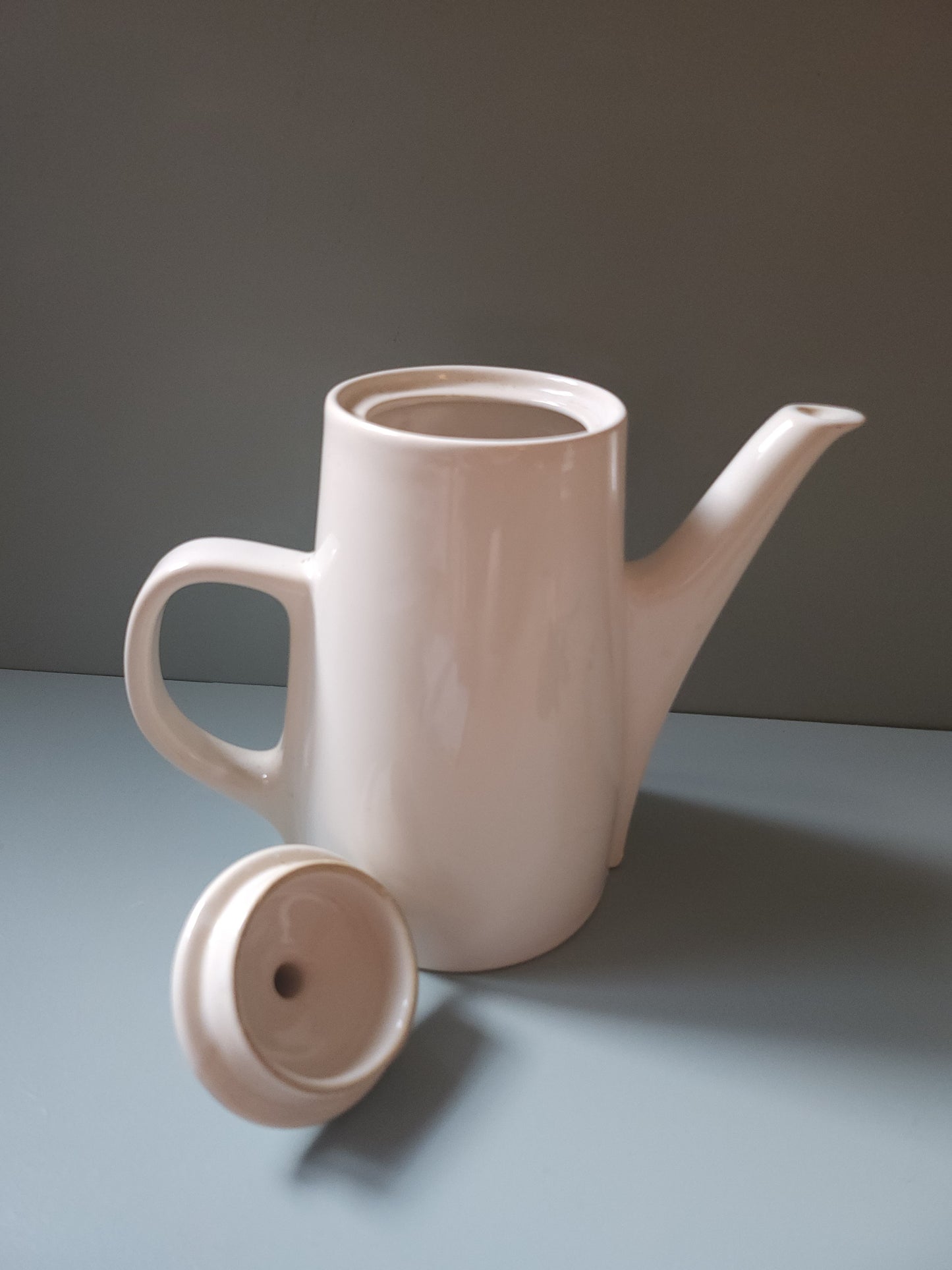 Cafetière en porcelaine blanche   Patine