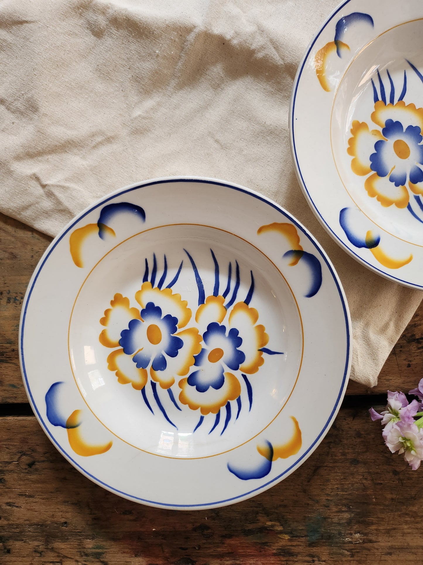 Assiette en céramique Sarreguemines à motif floral   Patine