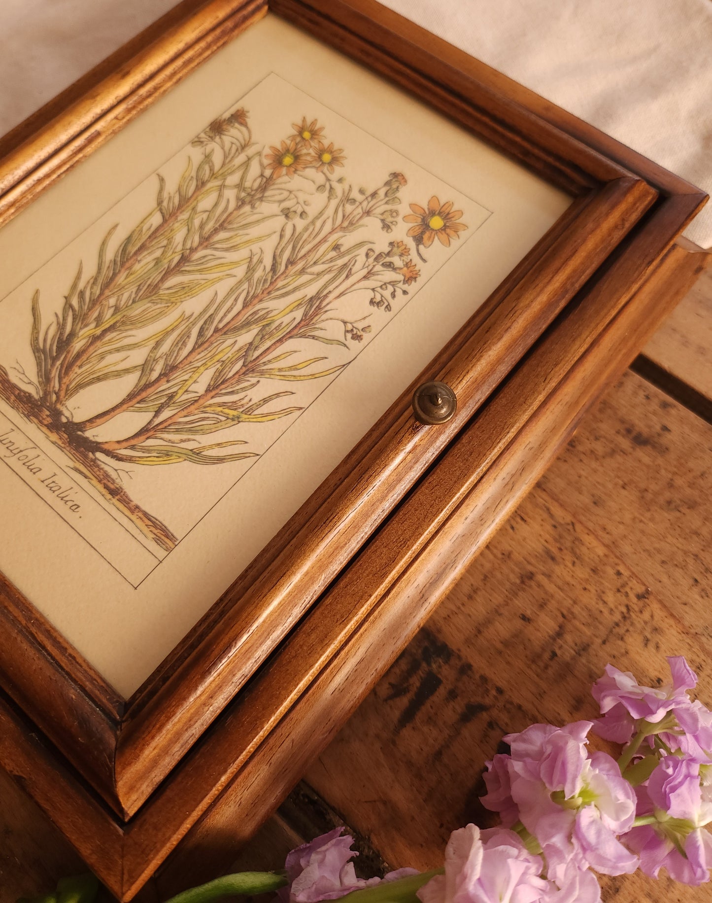 Boîte à clés avec gravure florale   Patine