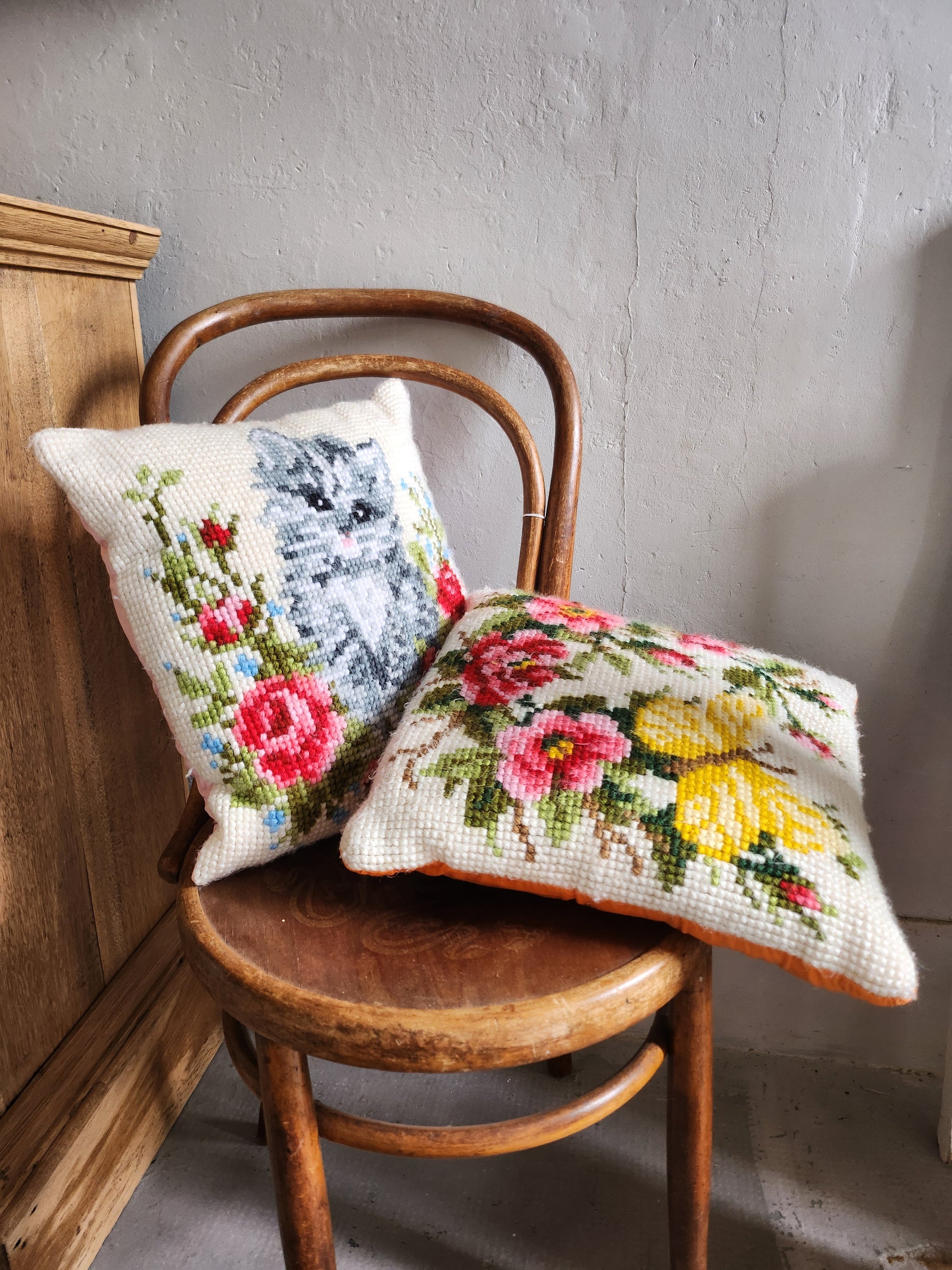 Coussin point de croix motif chat et fleurs   Patine