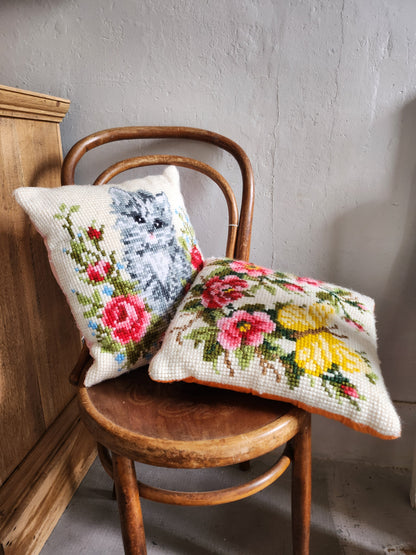 Coussin point de croix motif chat et fleurs   Patine