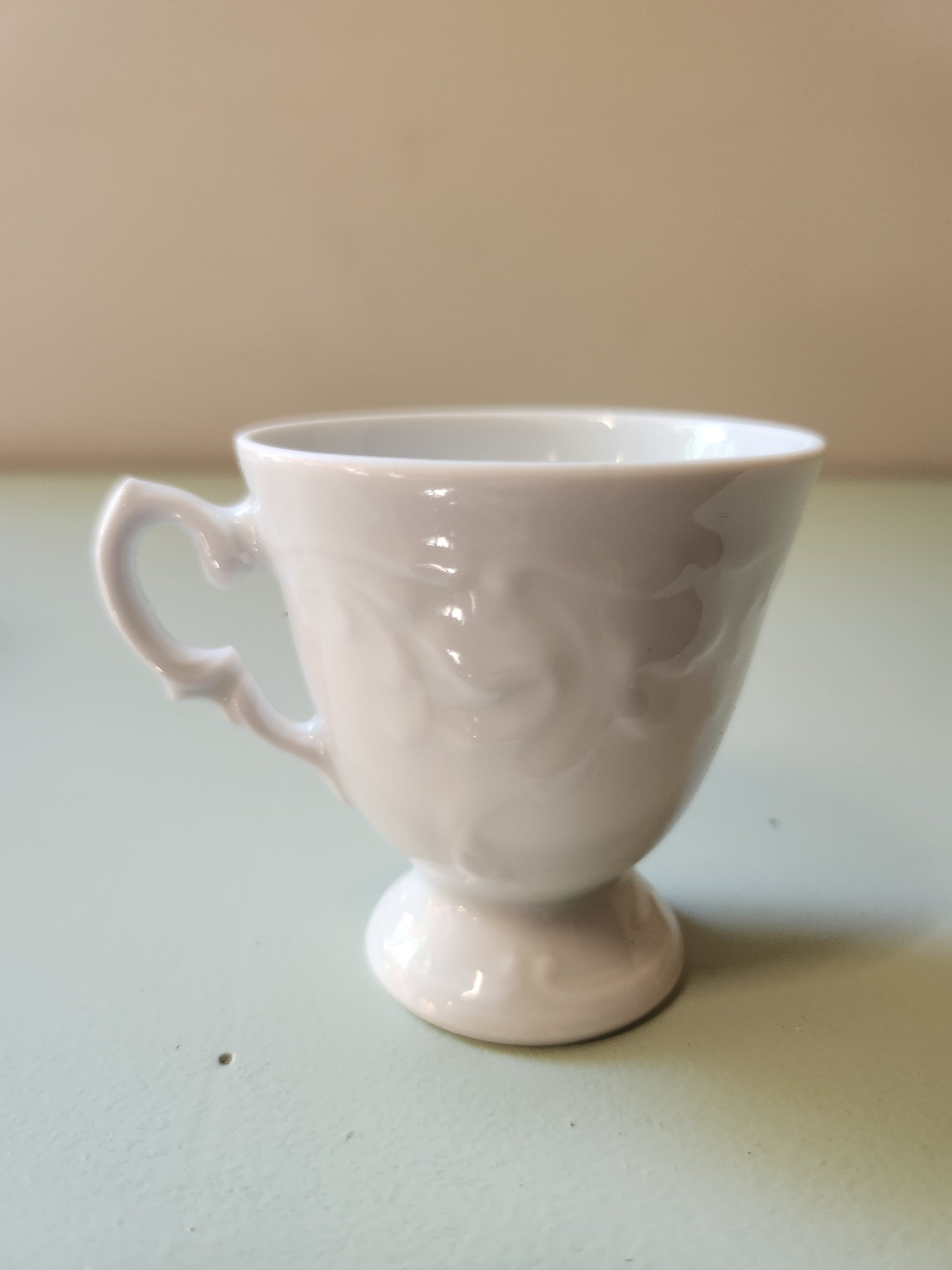 Tasses et soucoupes blanches en porcelaine lot de deux   Patine