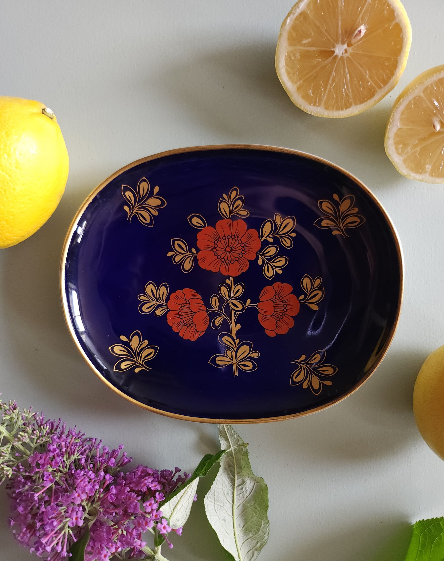 Petit plat en porcelaine allemand motif floral   Patine