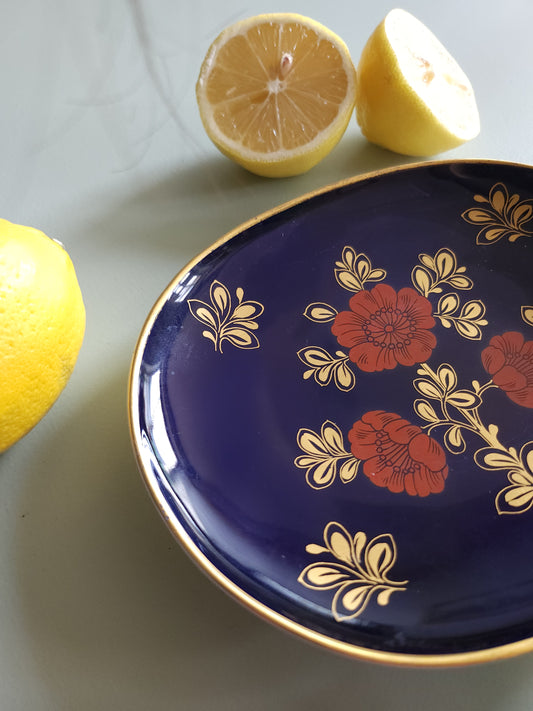 Petit plat en porcelaine allemand motif floral   Patine