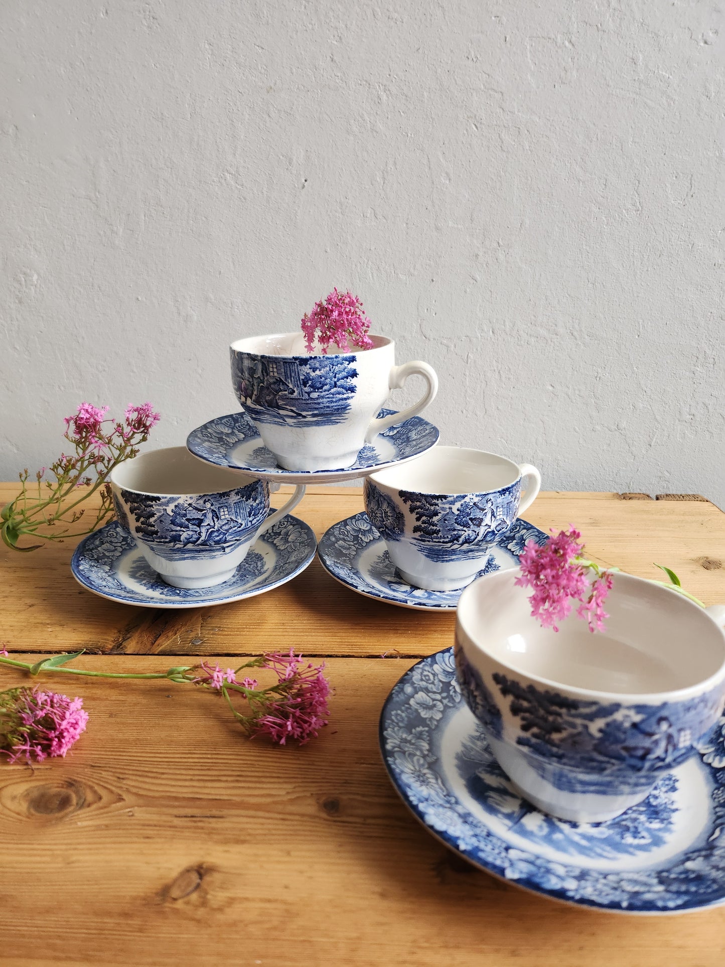 Tasse à café + assiettes en faïence fabriquées en Angleterre lot de 4   Patine