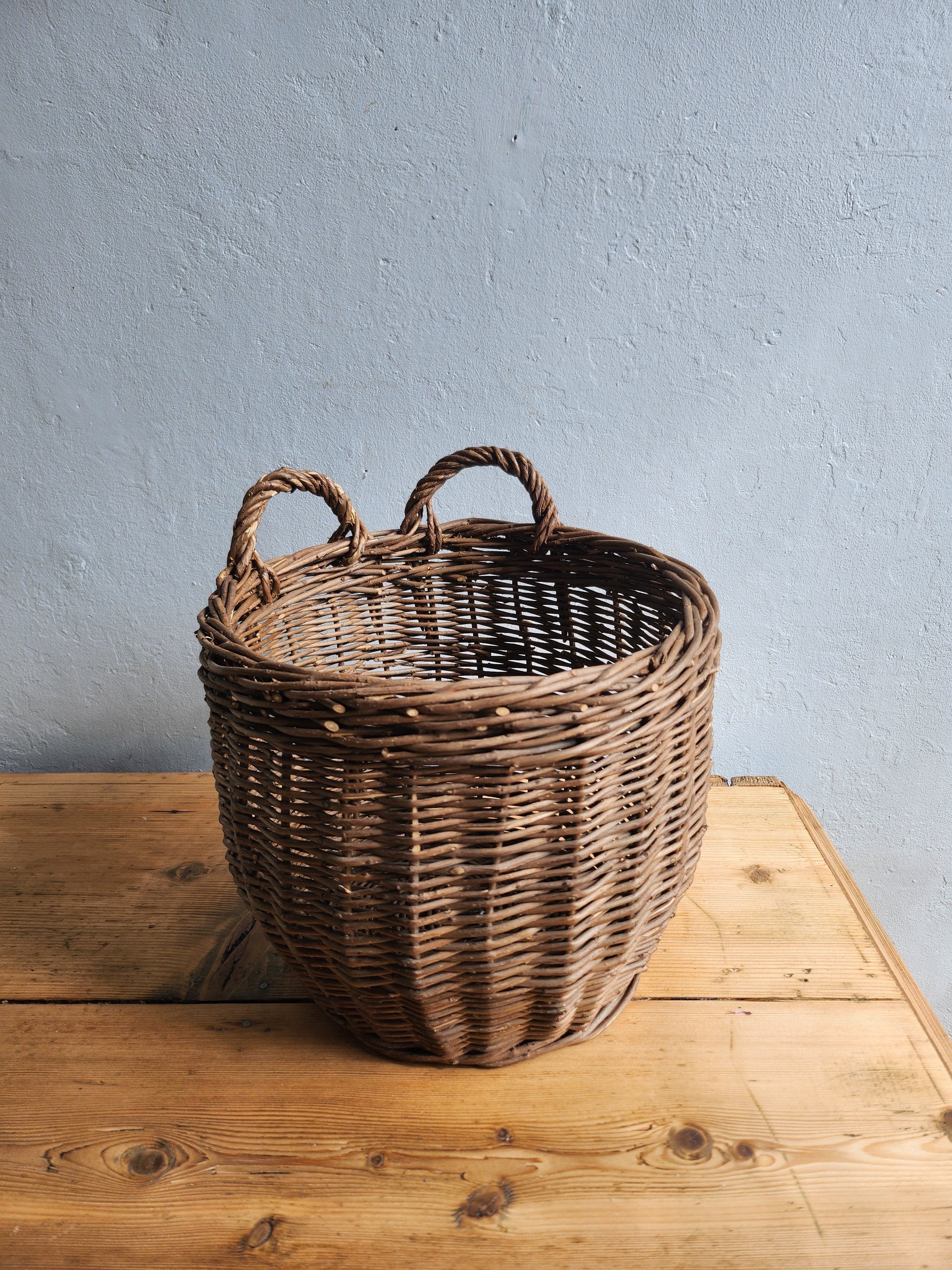 Panier en osier tressé   Patine