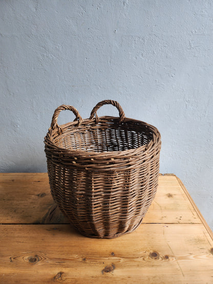 Panier en osier tressé   Patine