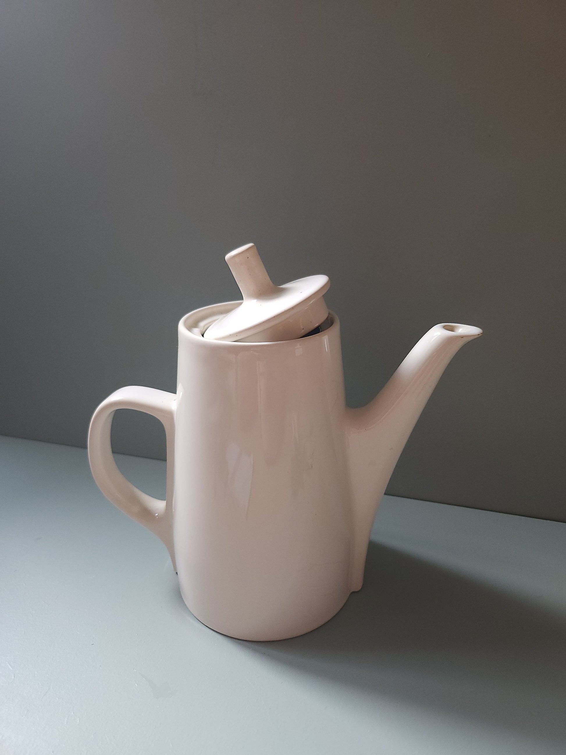 Cafetière en porcelaine blanche   Patine