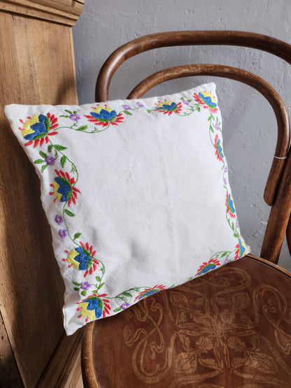 Coussin blanc brodé motif fleuri coloré   Patine