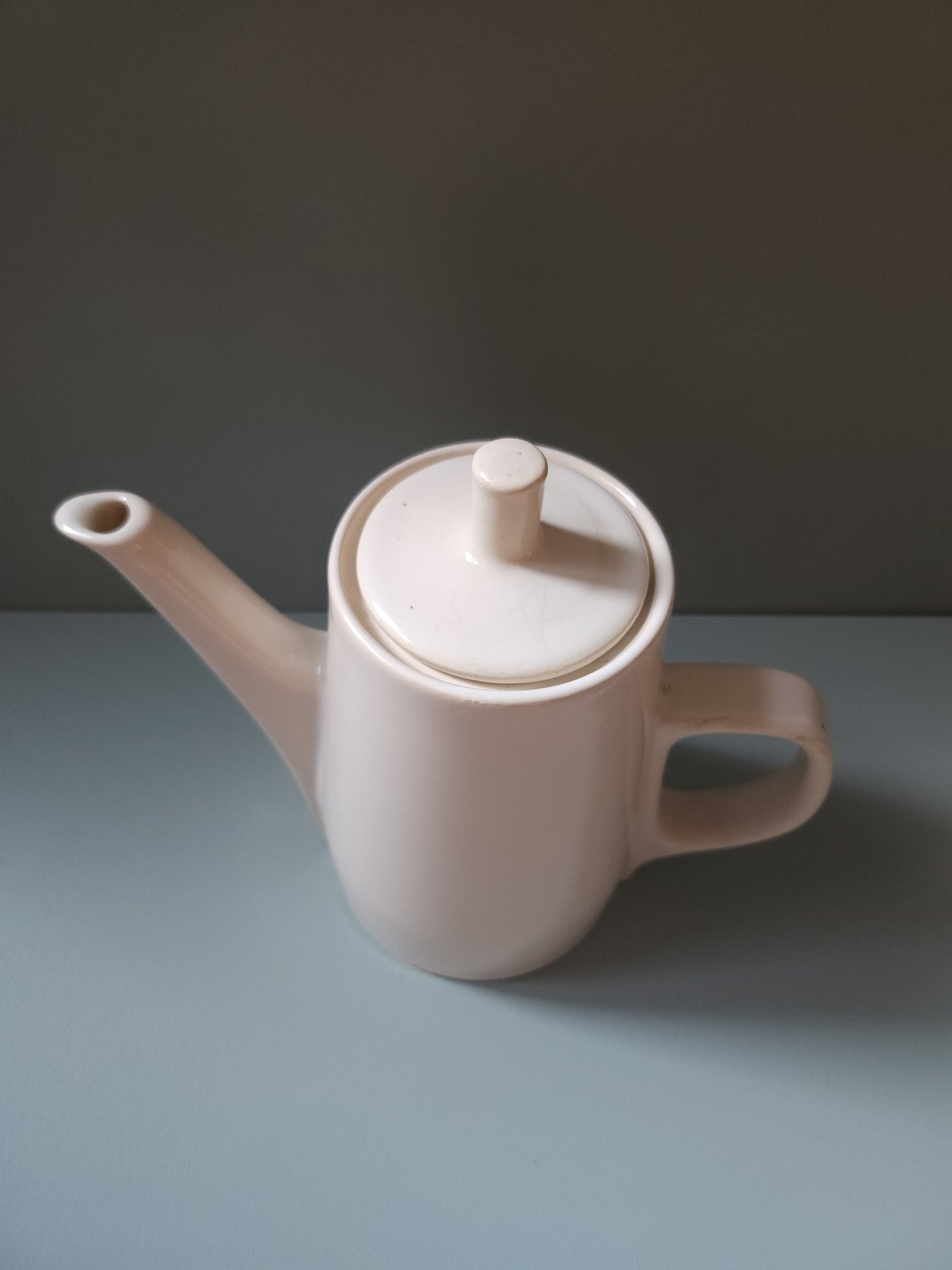 Cafetière en porcelaine blanche   Patine