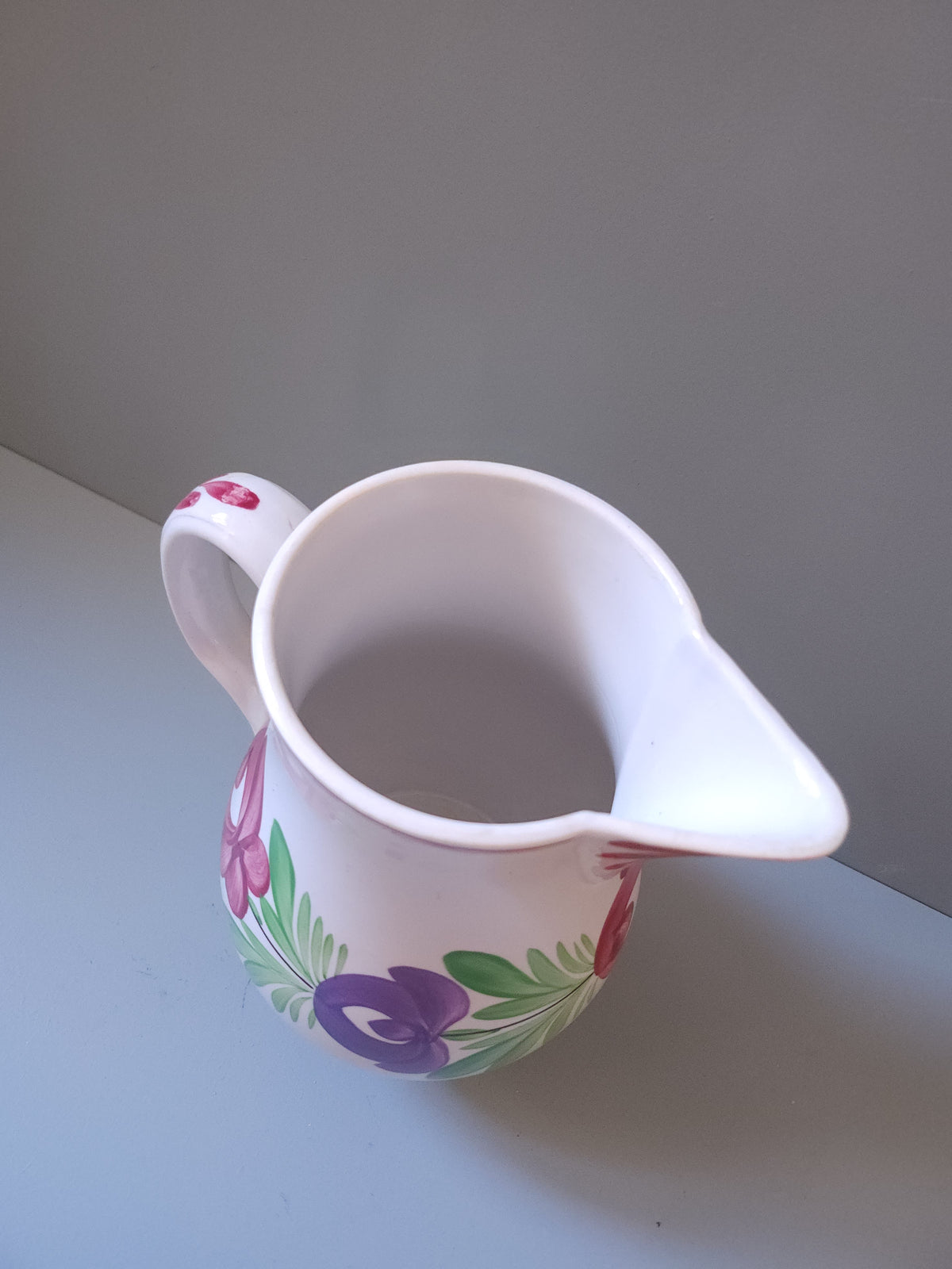 Cruche en faïence de Sarreguemines à motif floral   Patine