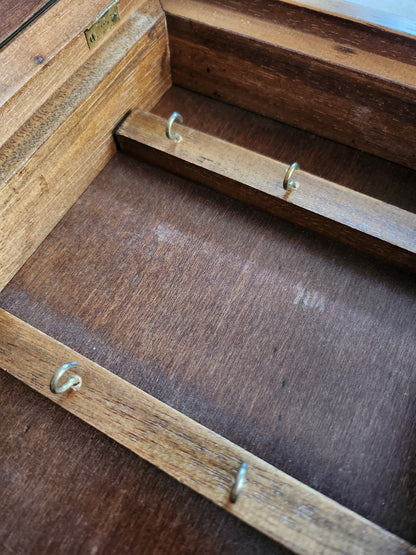 Boîte à clés avec gravure florale   Patine