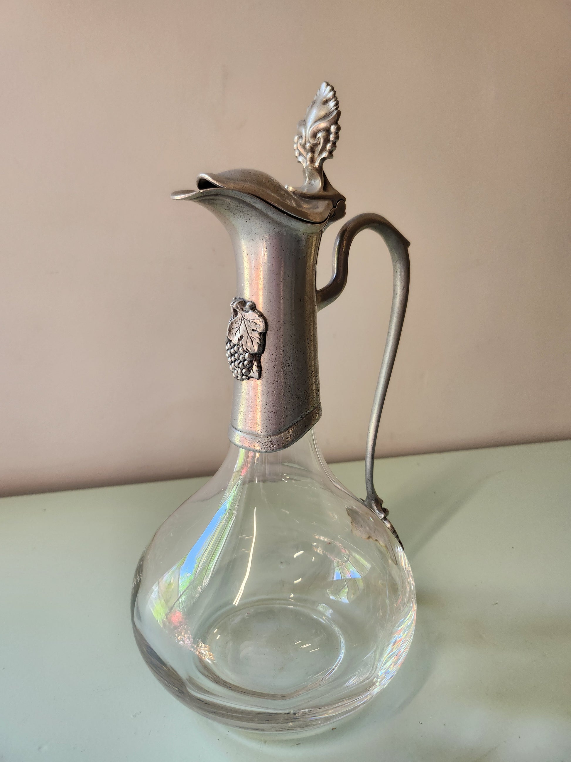 Carafe à vin en verre et en étain   Patine