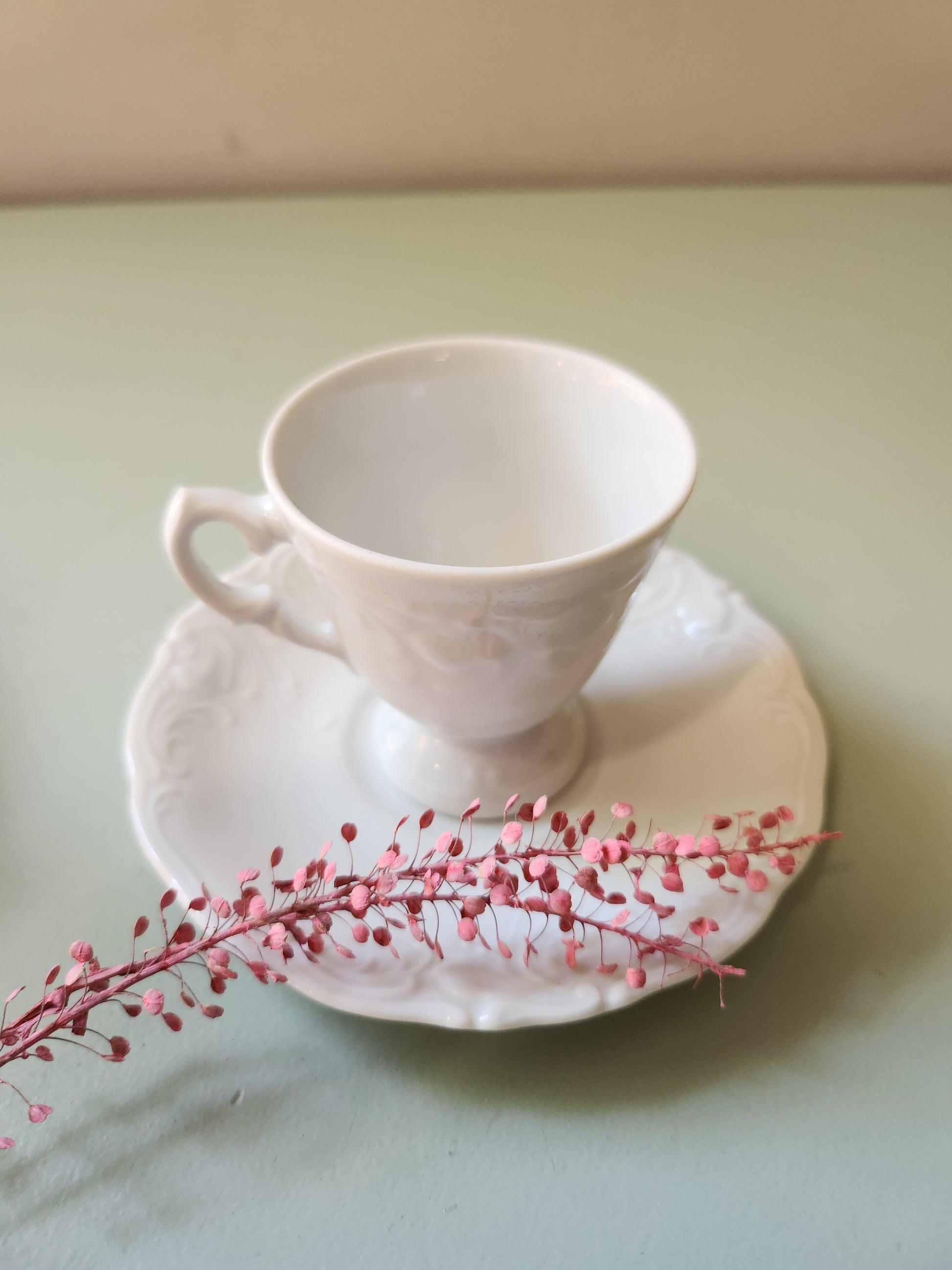 Tasses et soucoupes blanches en porcelaine lot de deux   Patine