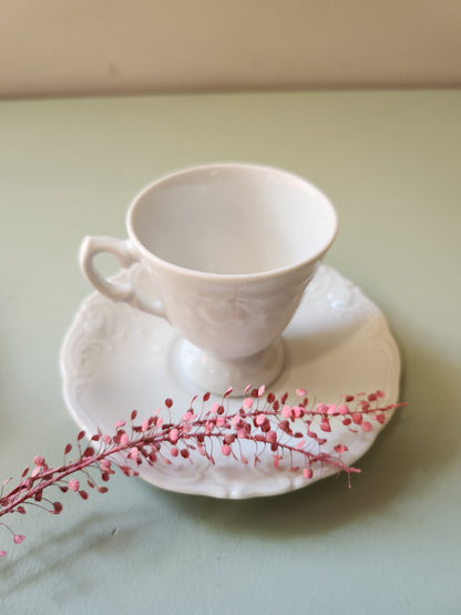 Tasses et soucoupes blanches en porcelaine lot de deux   Patine