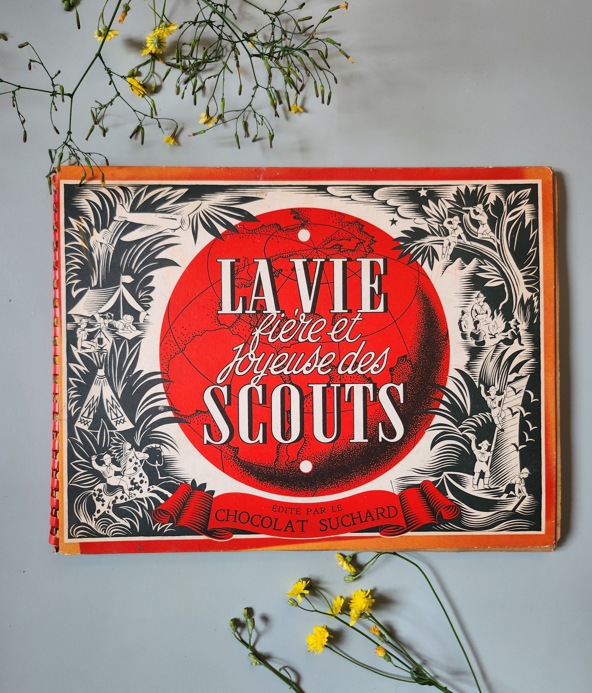 Livre pour enfants « La vie des scouts » par Suchard   Patine
