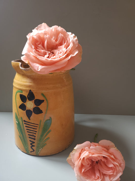 Cruche en argile motif floral   Patine