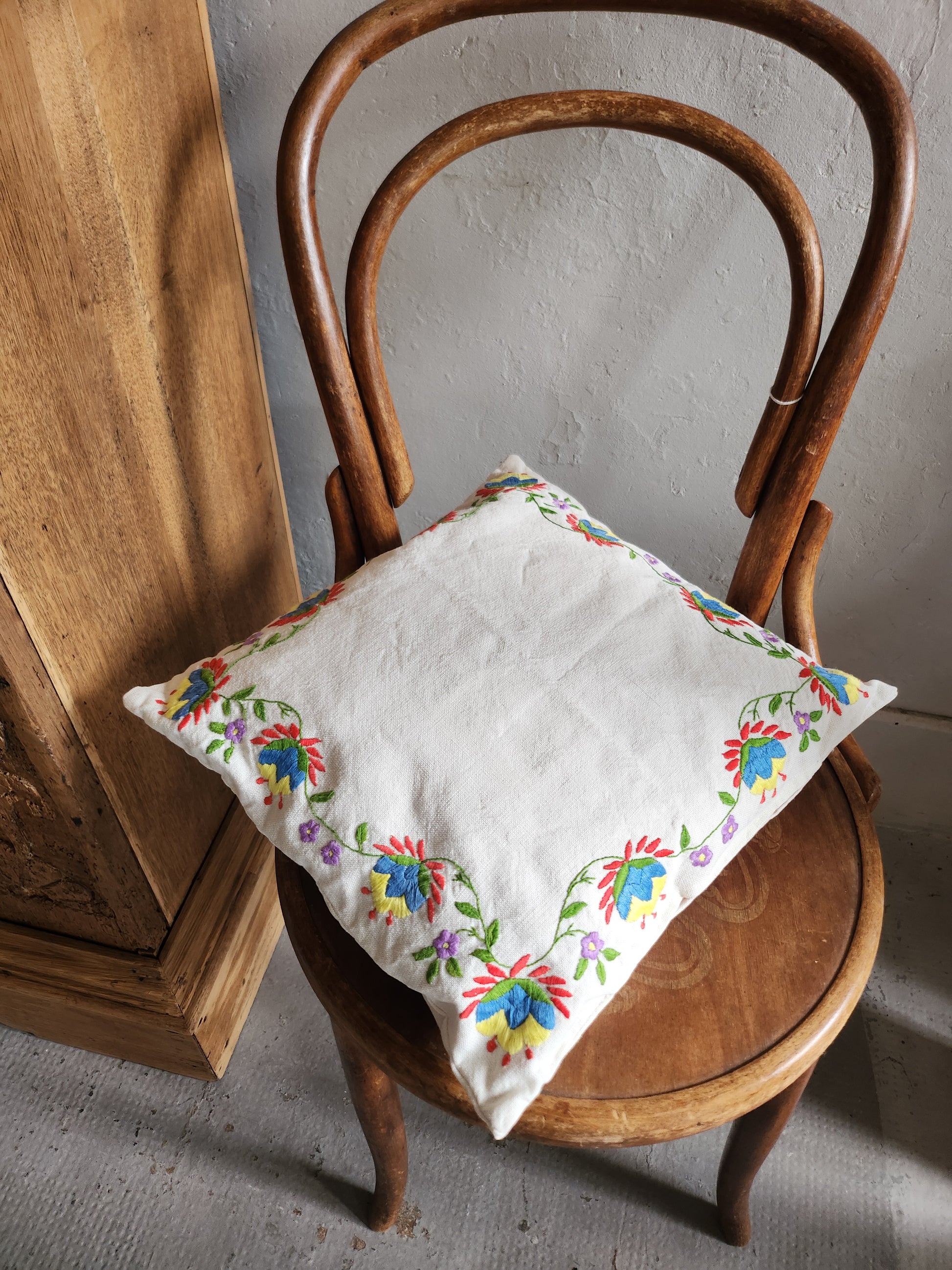 Coussin blanc brodé motif fleuri coloré   Patine