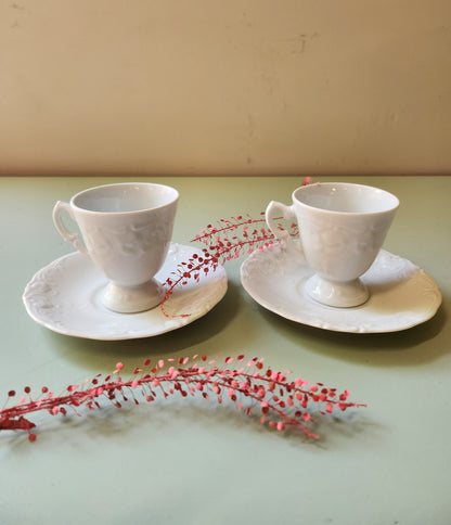 Tasses et soucoupes blanches en porcelaine lot de deux   Patine