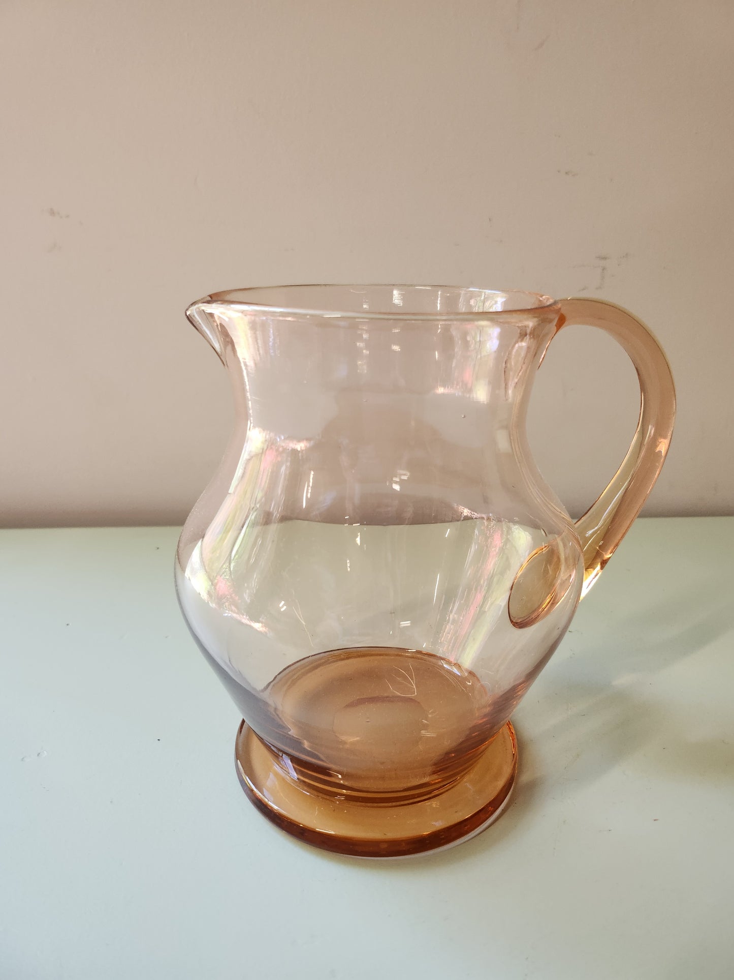 Pichet en verre teinté rose   Patine
