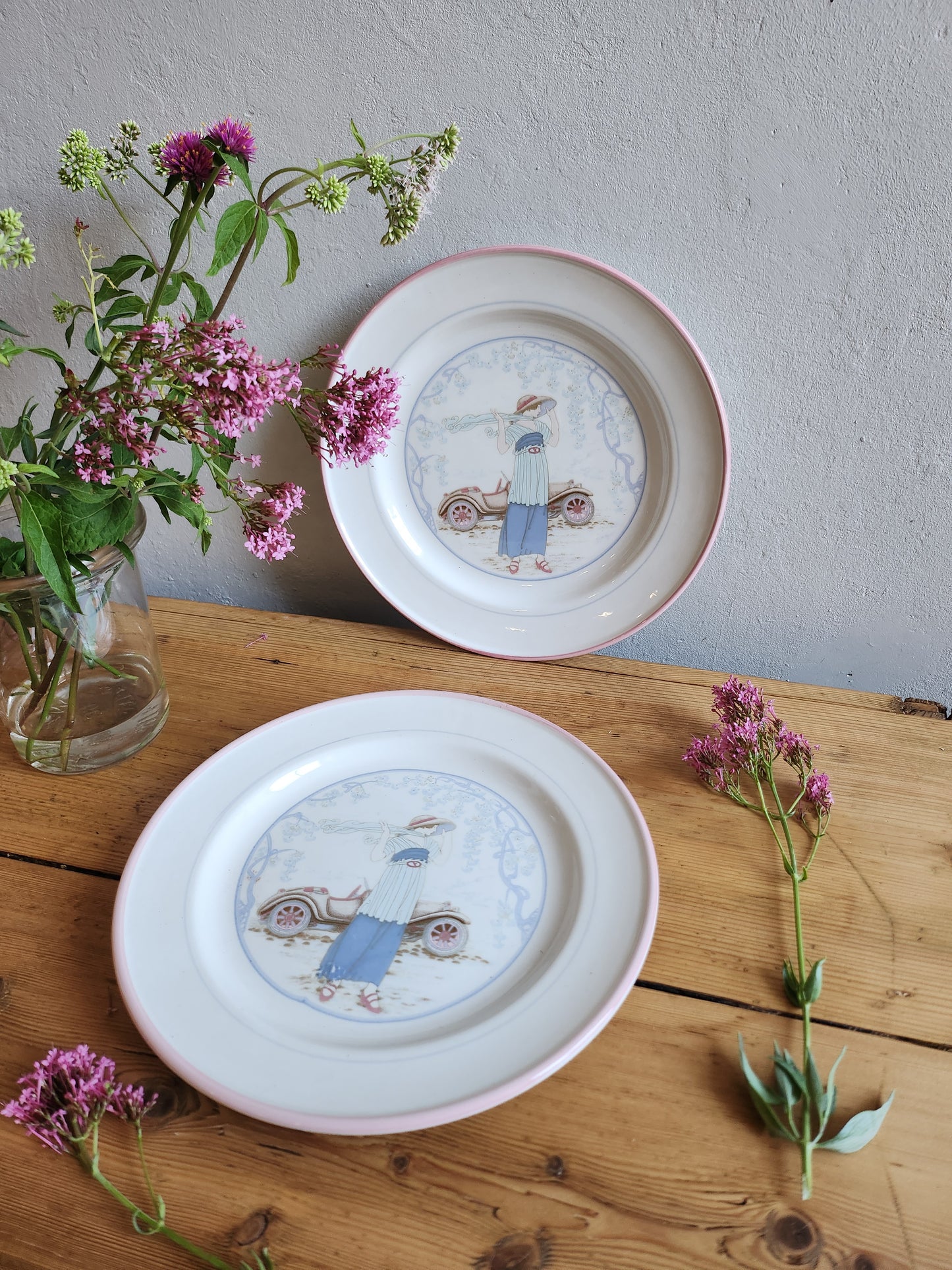 Assiette plate "femme à la voiture" lot de 2   Patine