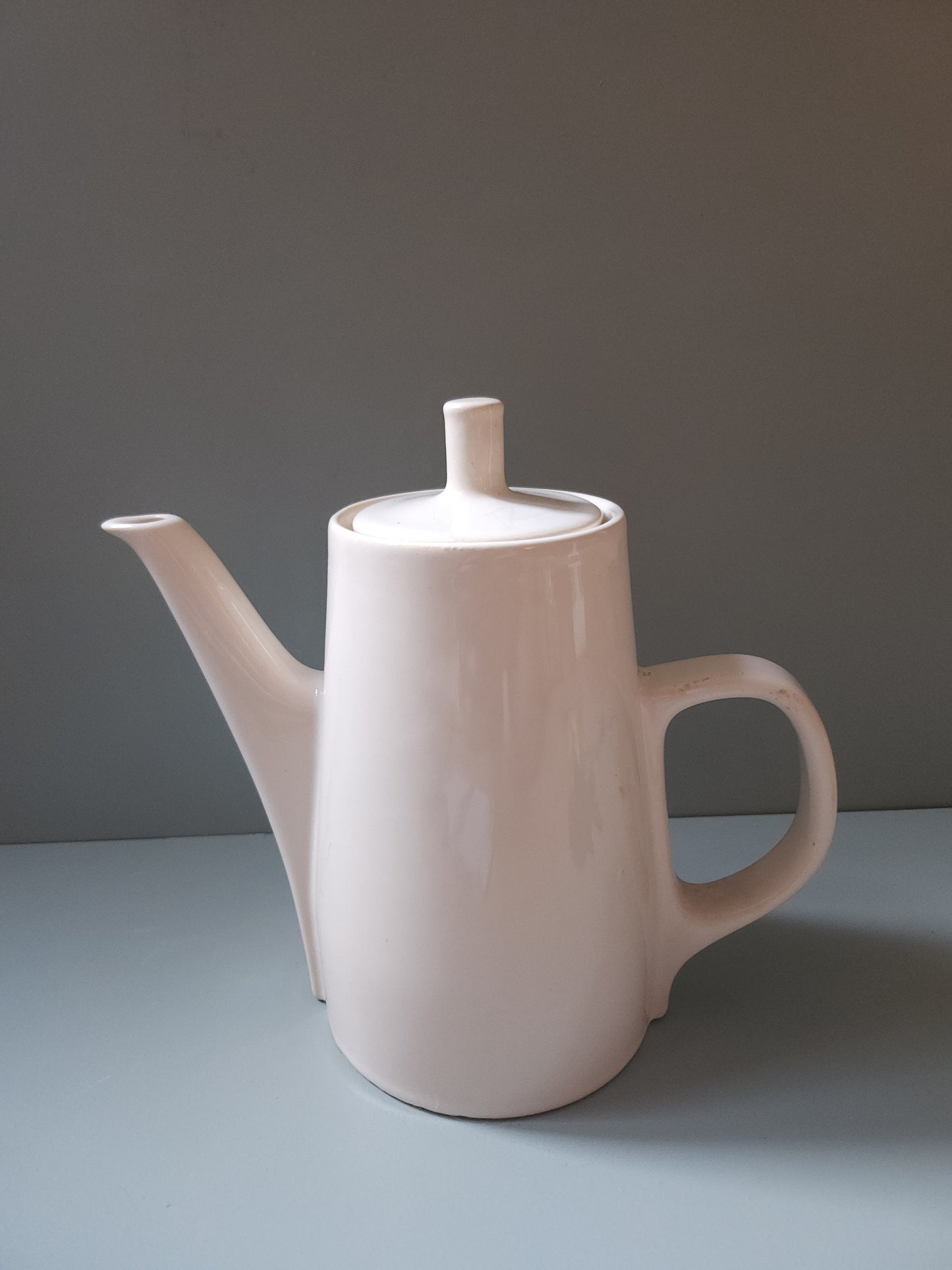 Cafetière en porcelaine blanche   Patine
