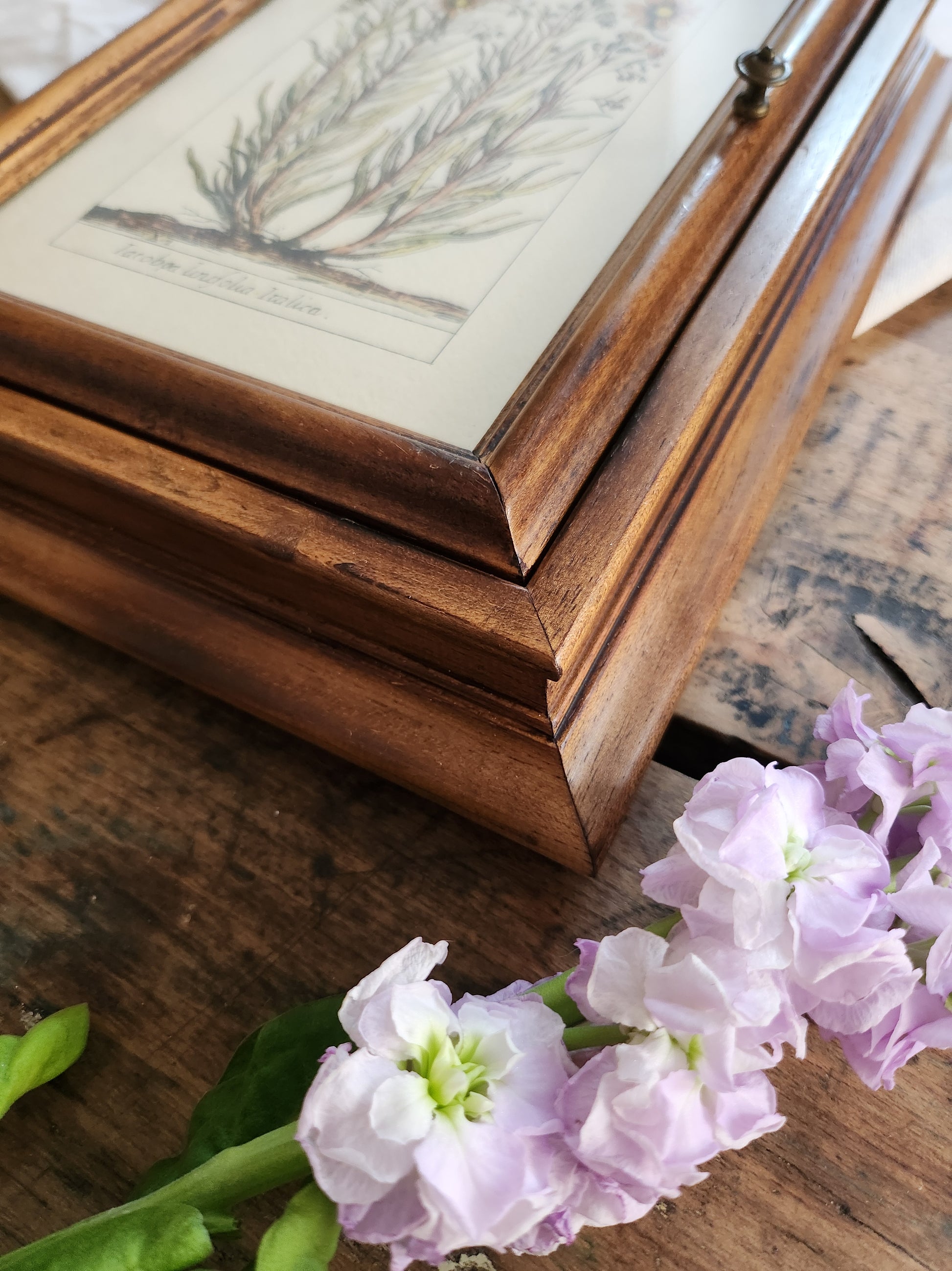 Boîte à clés avec gravure florale   Patine