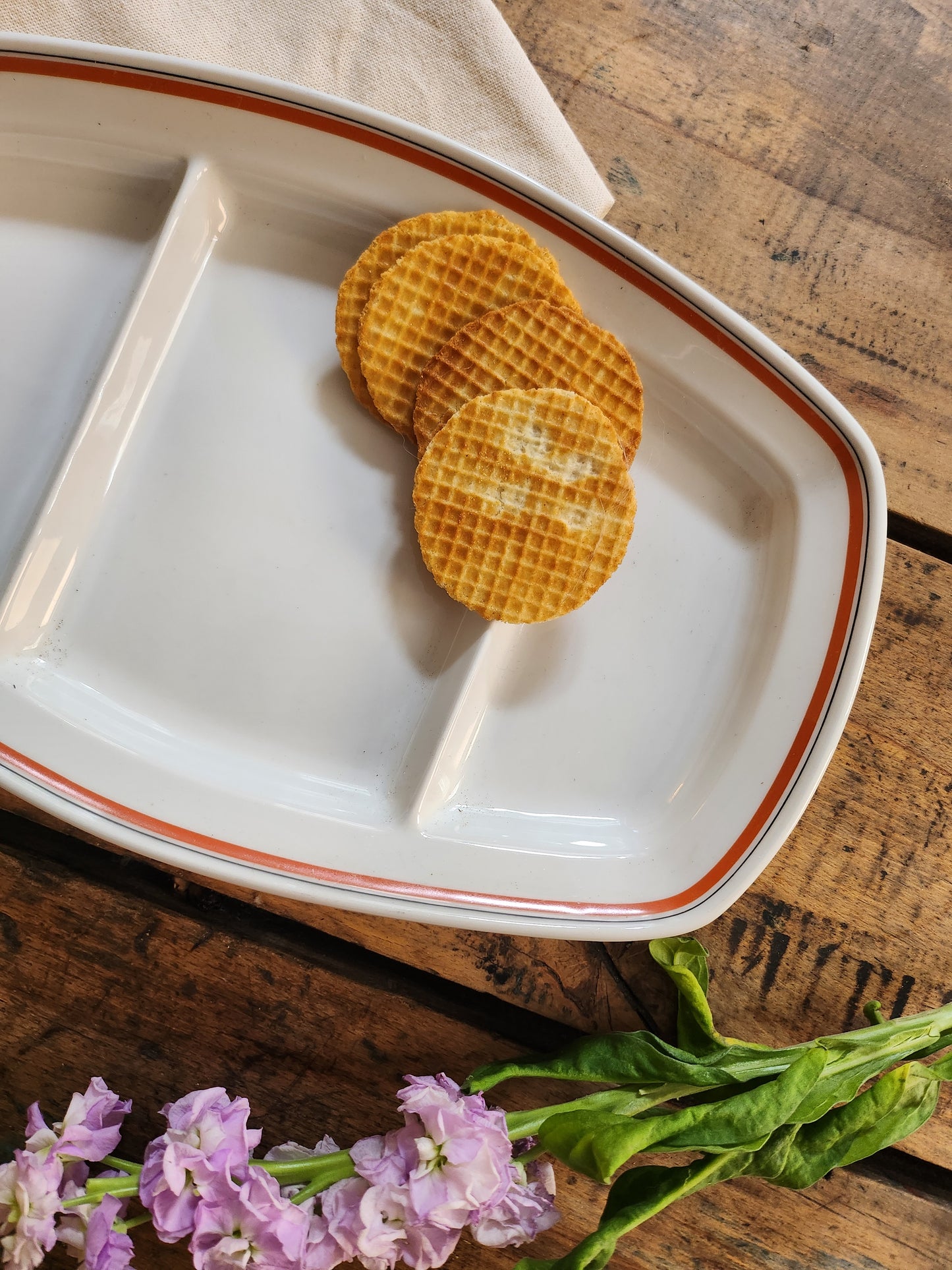 Plateau avec compartiments en porcelaine française   Patine