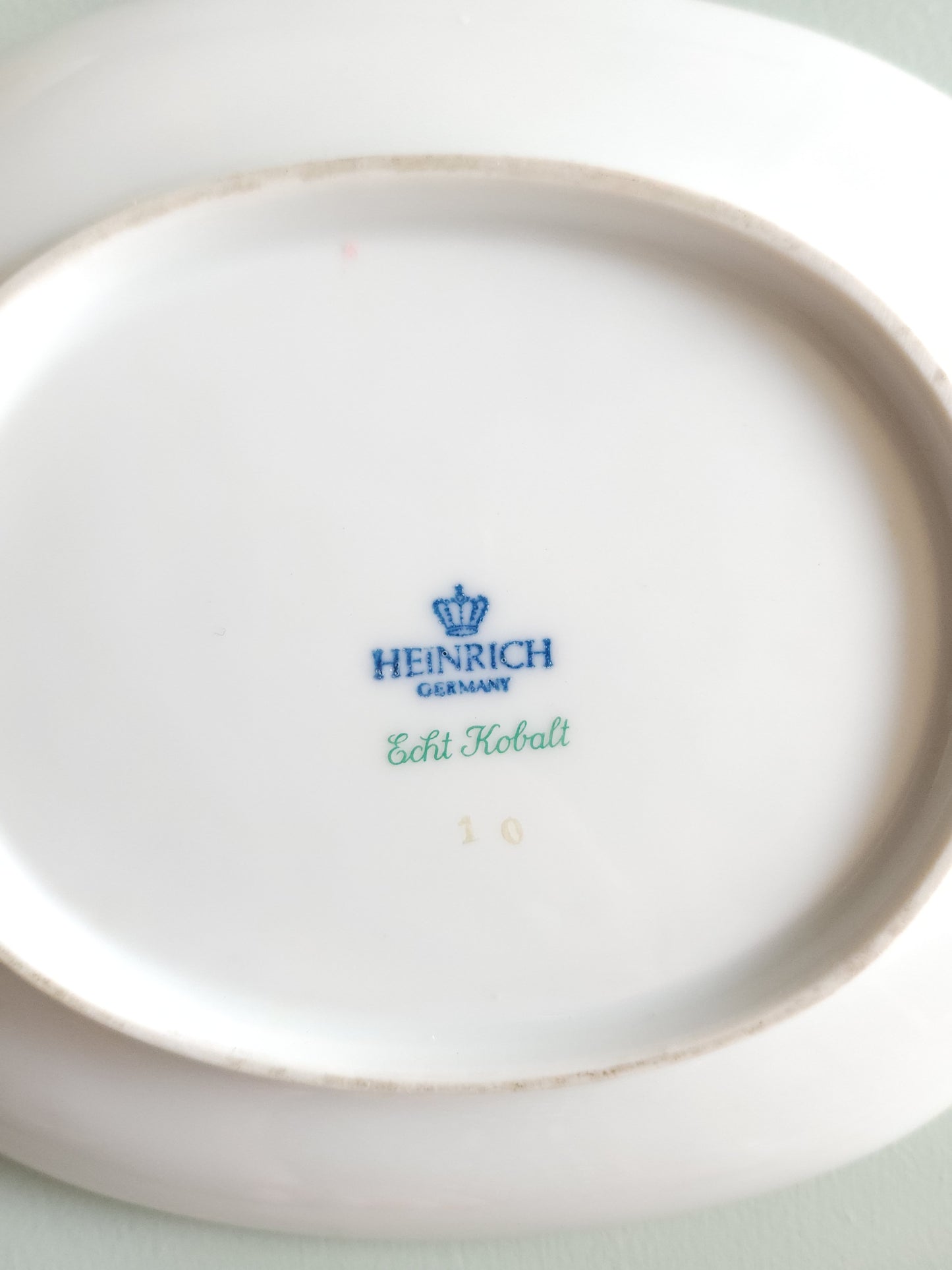 Petit plat en porcelaine allemand motif floral   Patine