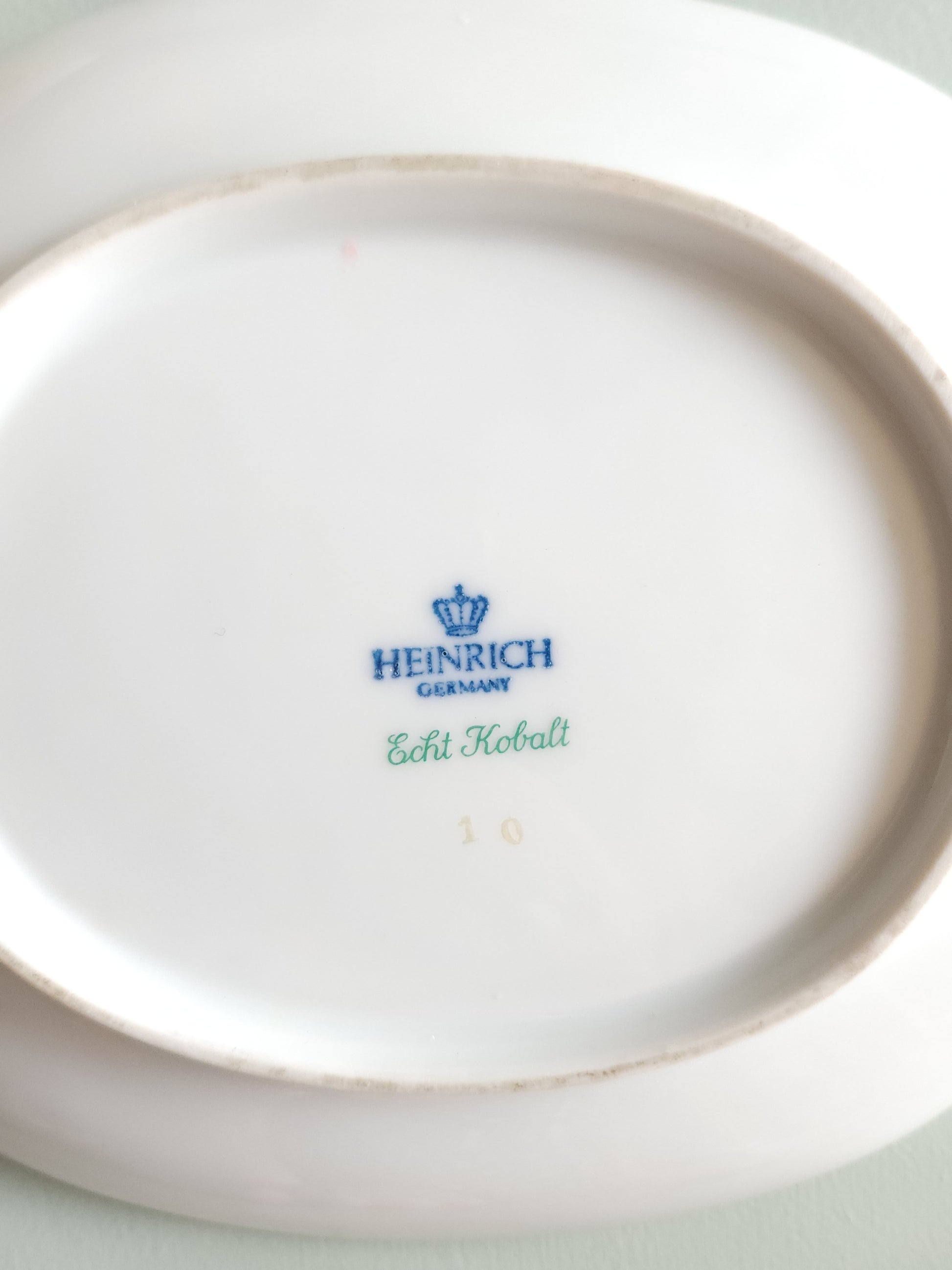 Petit plat en porcelaine allemand motif floral   Patine