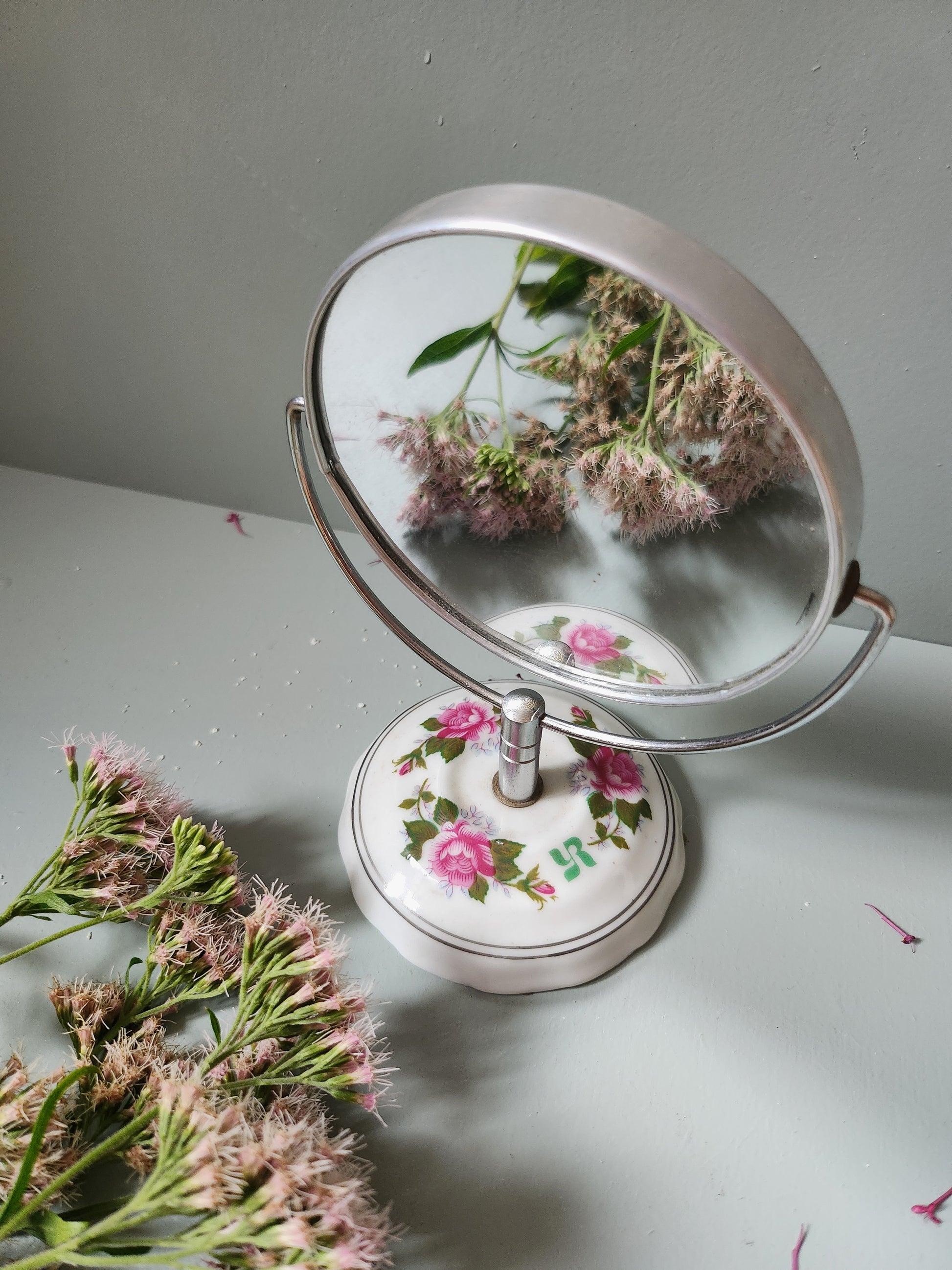 Petit miroir en porcelaine   Patine