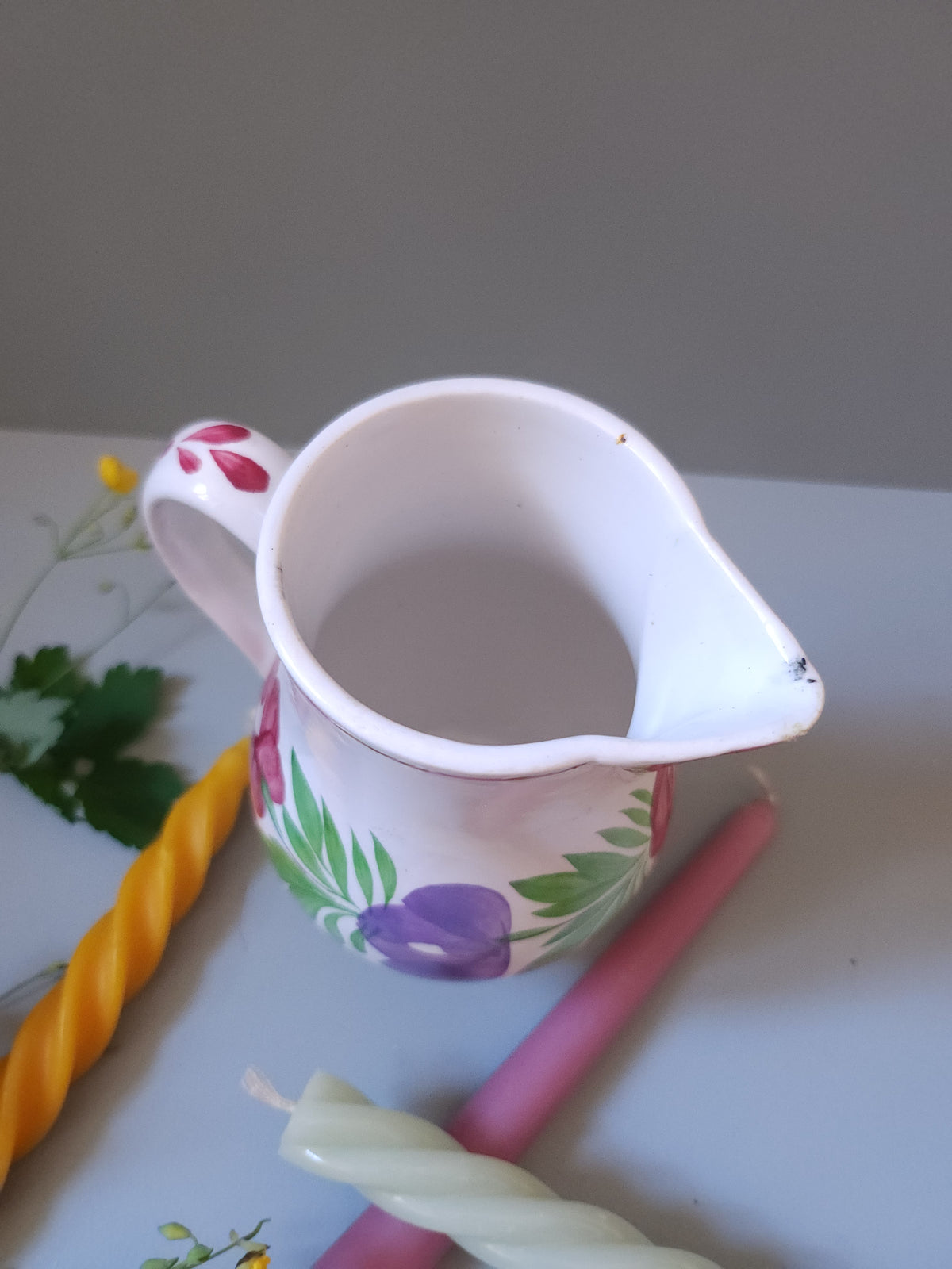 Cruche en faïence de Sarreguemines motif floral   Patine
