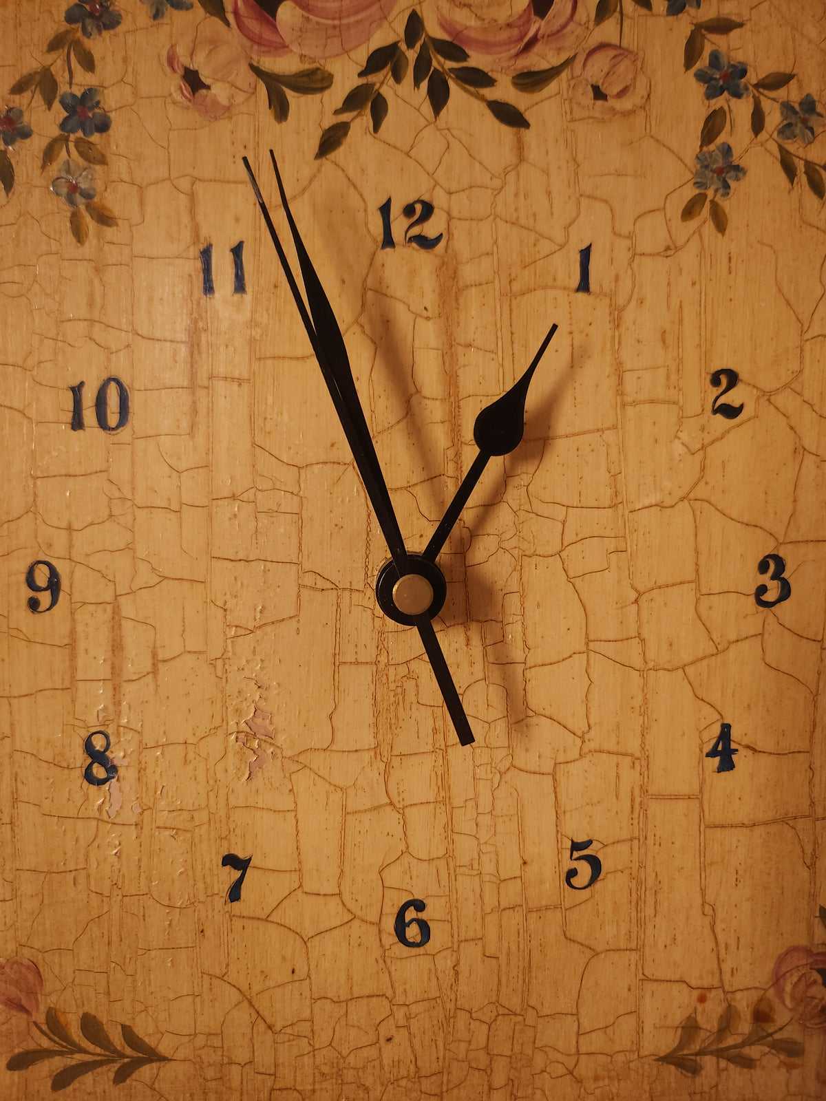 Horloge en bois peint à la main   Patine