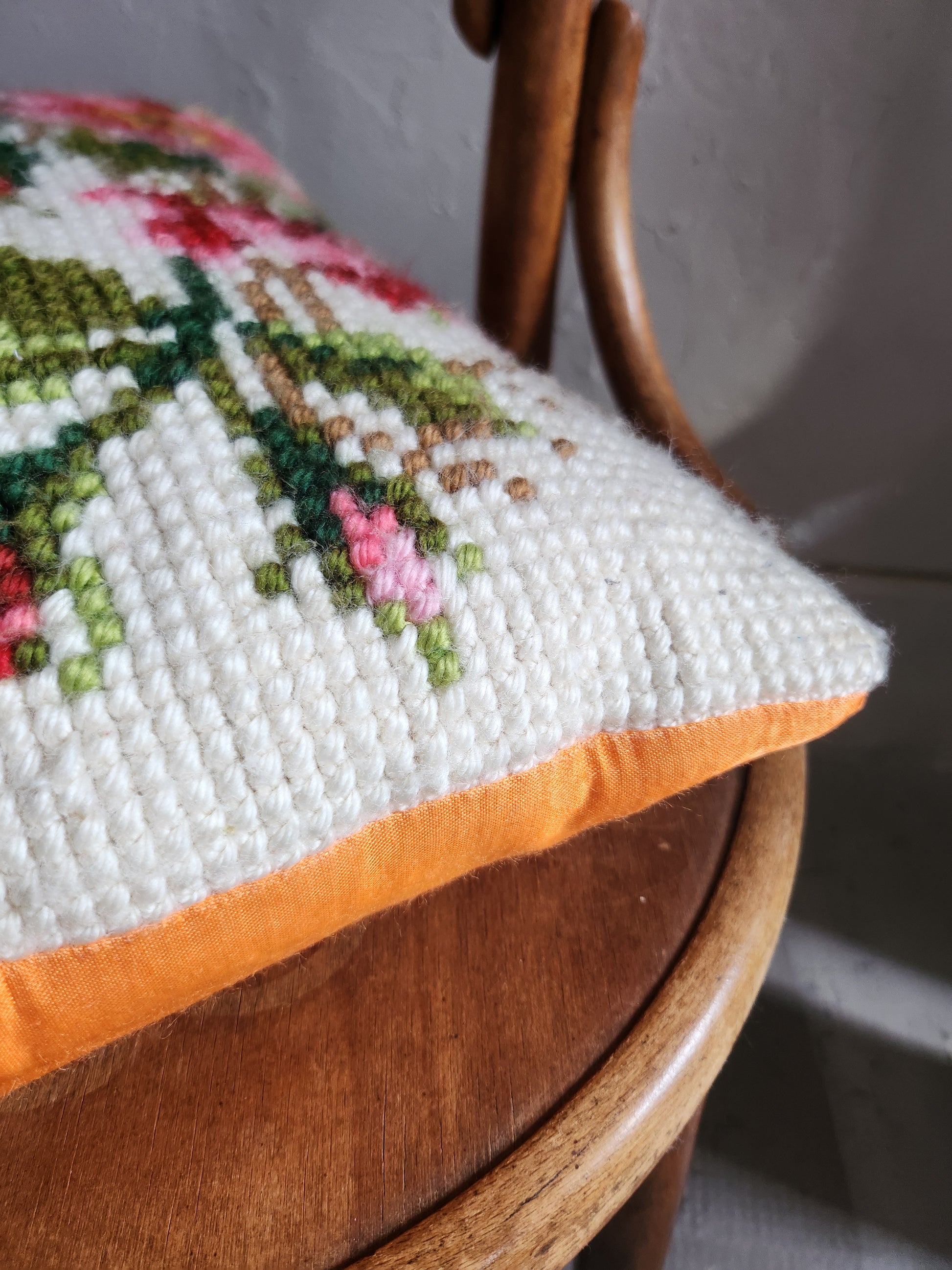 Coussin en point de croix motif fleurs papillon   Patine