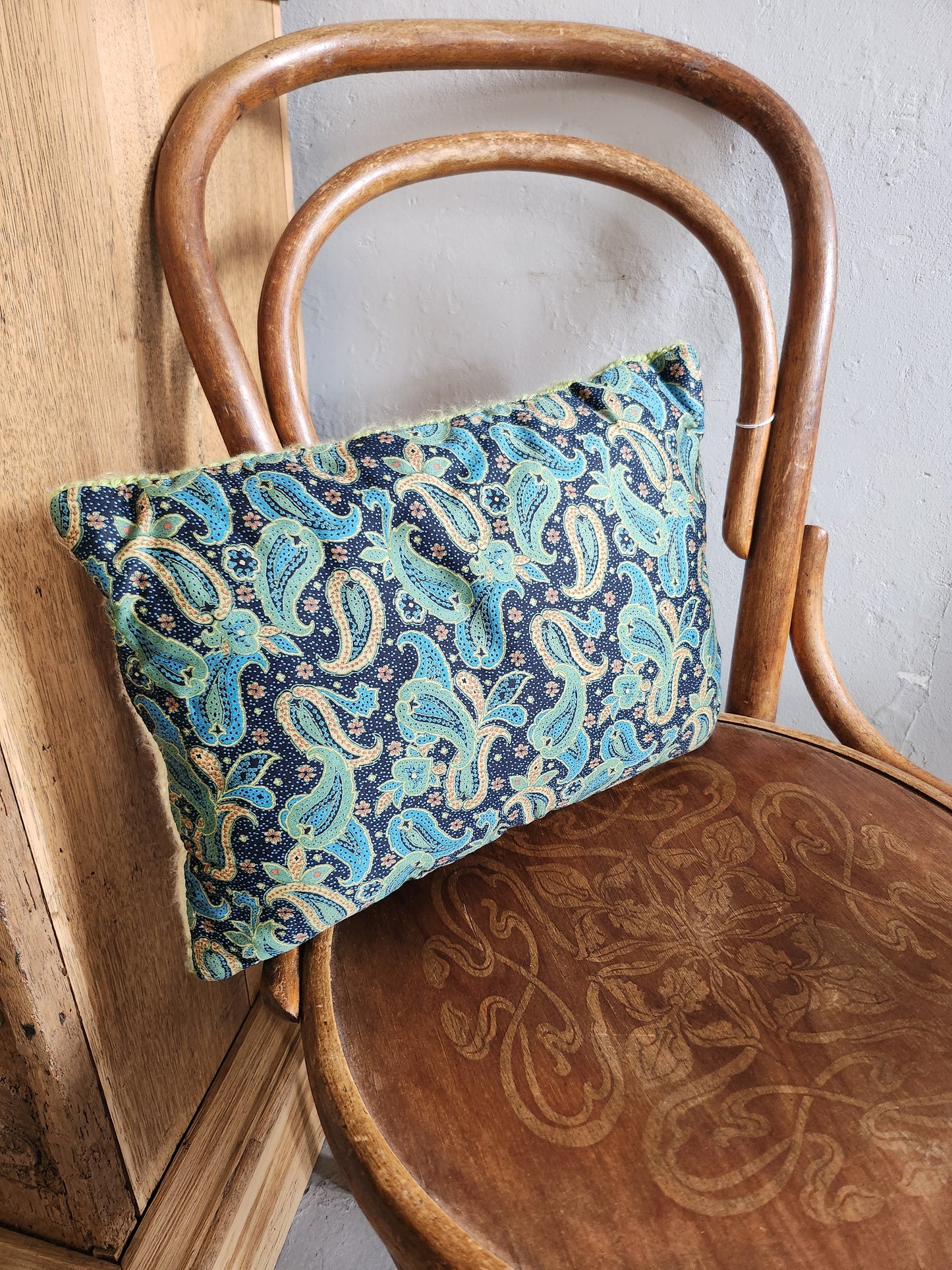 Coussin en point de croix motif floral   Patine