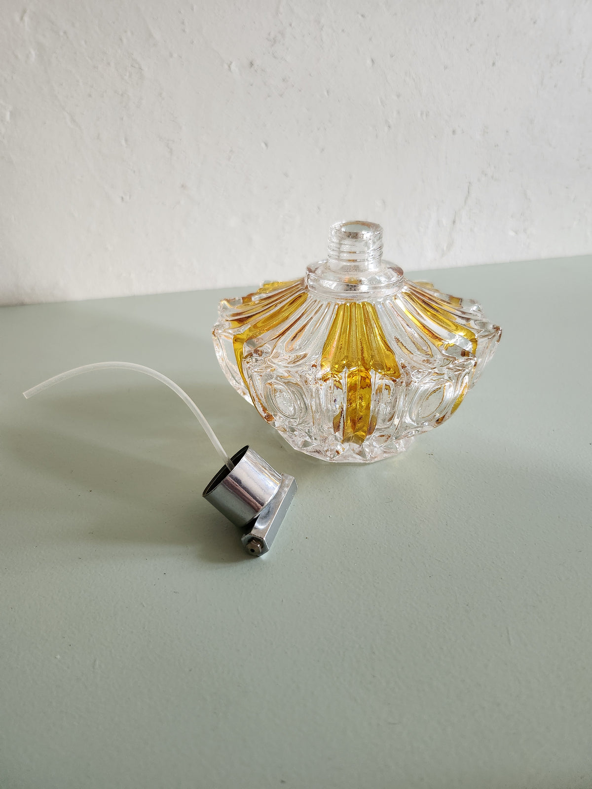 Bouteille de parfum en cristal   Patine