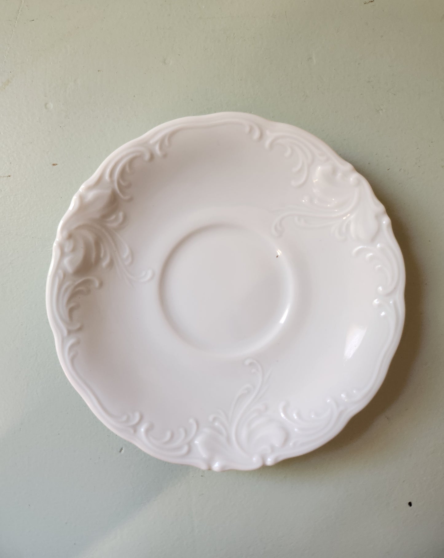 Tasses et soucoupes blanches en porcelaine lot de deux   Patine