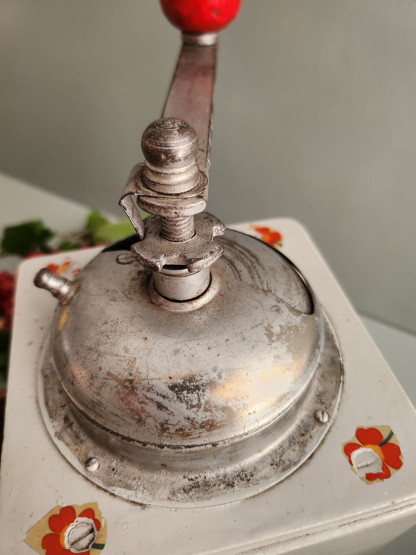 Moulin à café orné de fleurs vintage