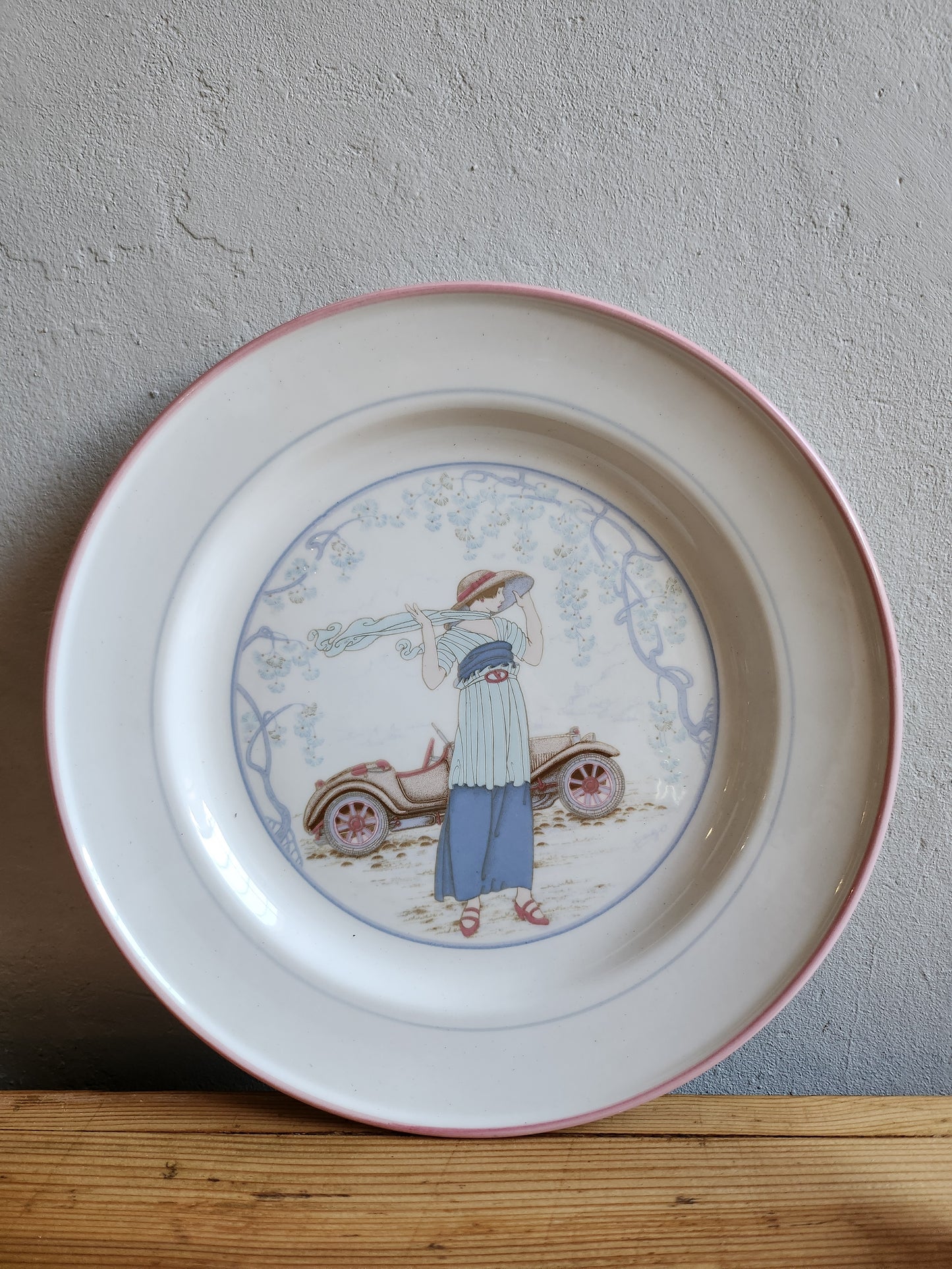 Assiette plate "femme à la voiture" lot de 2   Patine