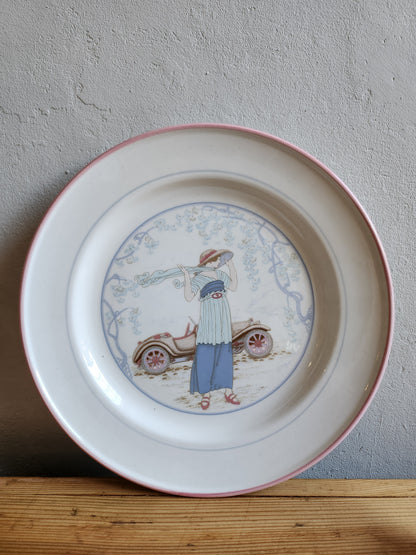 Assiette plate "femme à la voiture" lot de 2   Patine