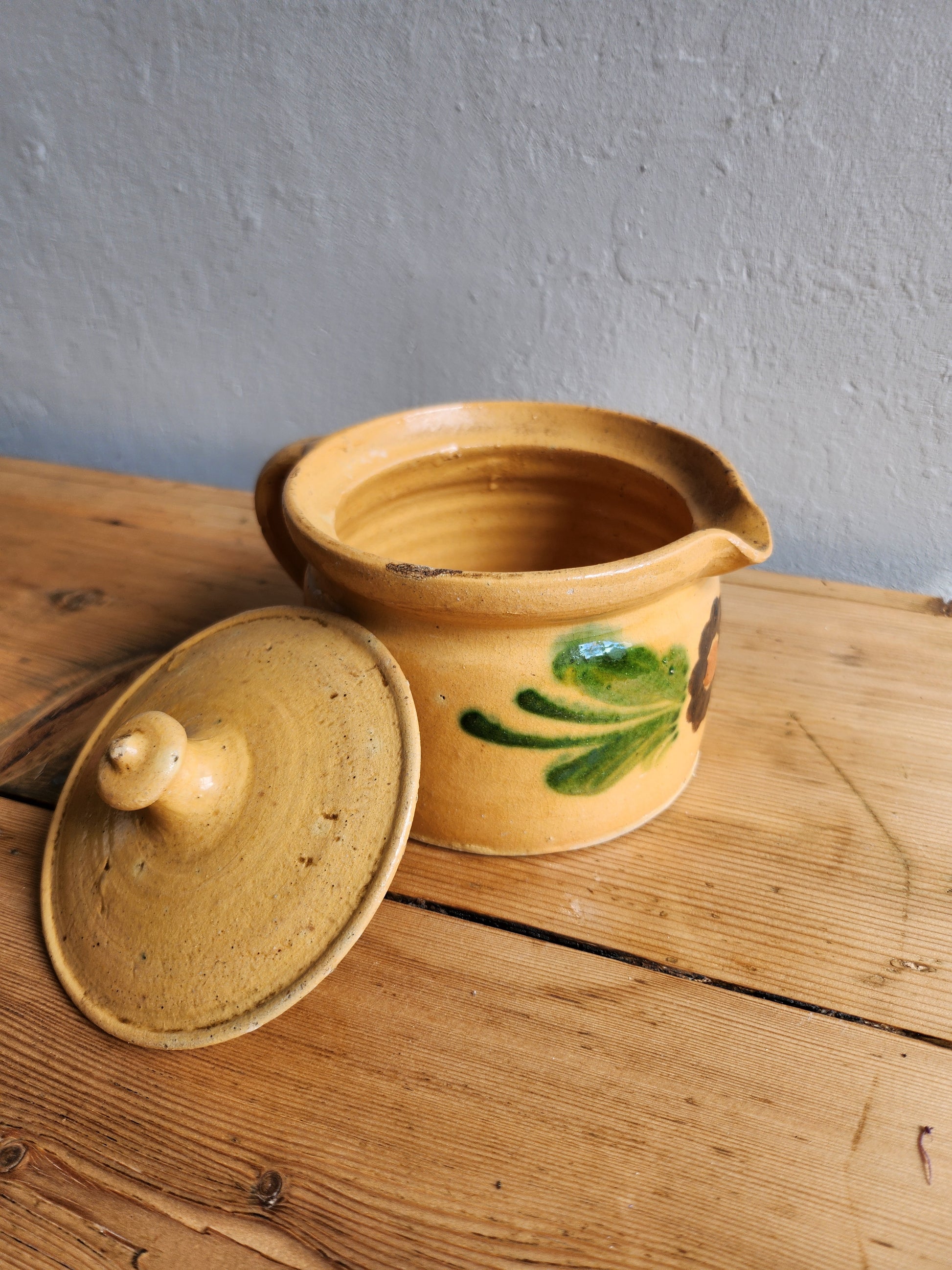 Pot avec couvercle en terre cuite à motif floral   Patine
