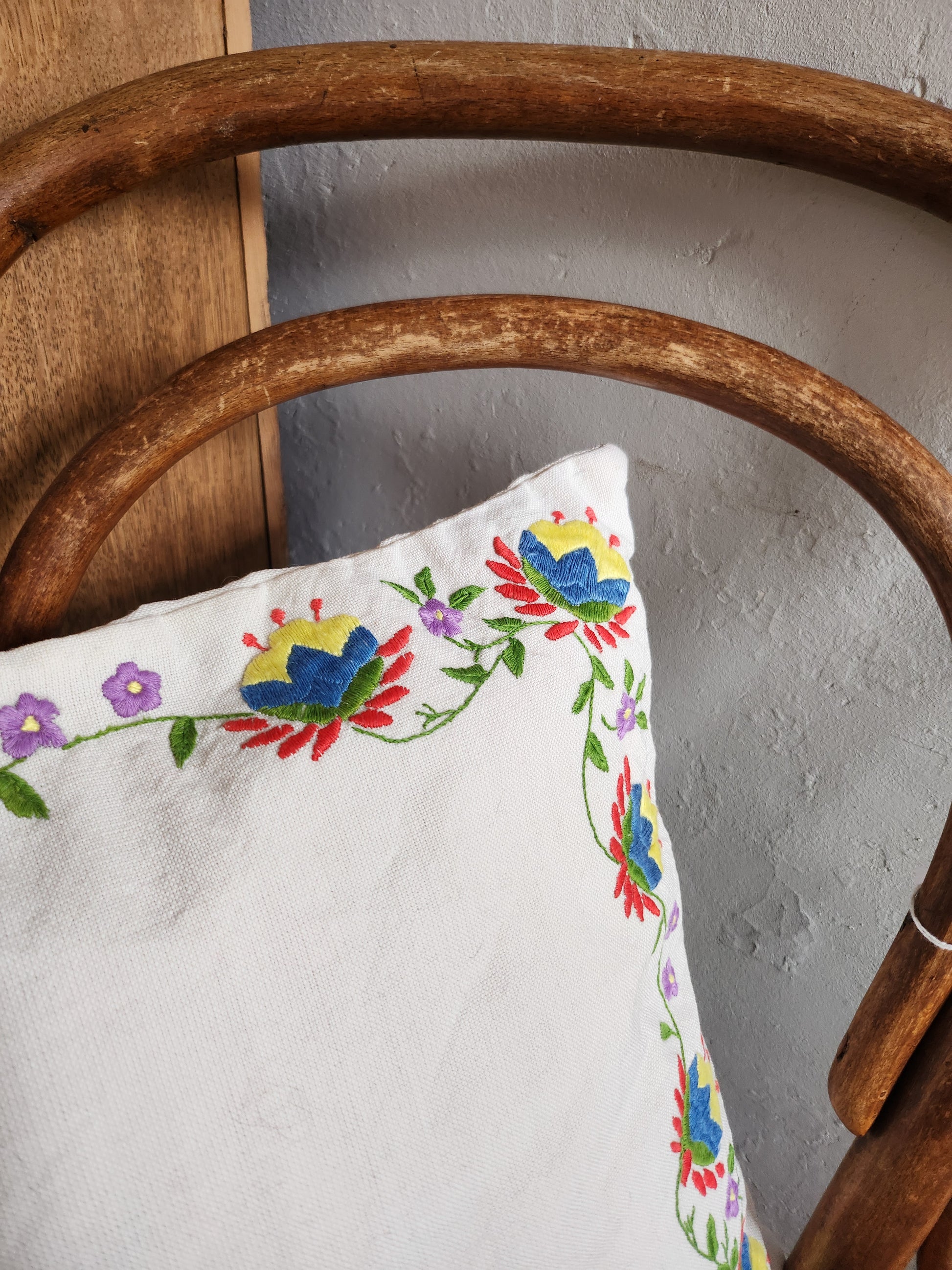 Coussin blanc brodé motif fleuri coloré   Patine