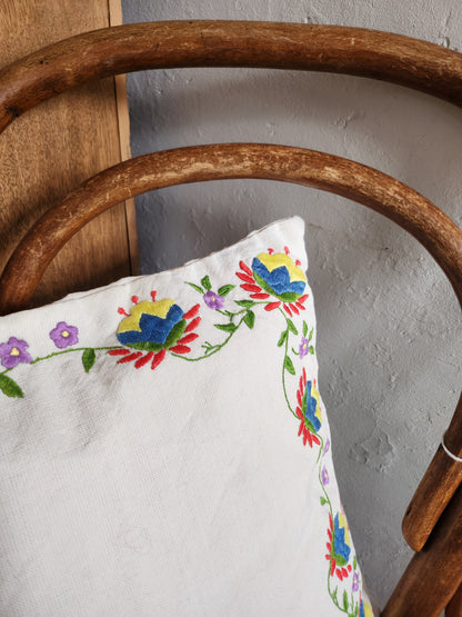 Coussin blanc brodé motif fleuri coloré   Patine
