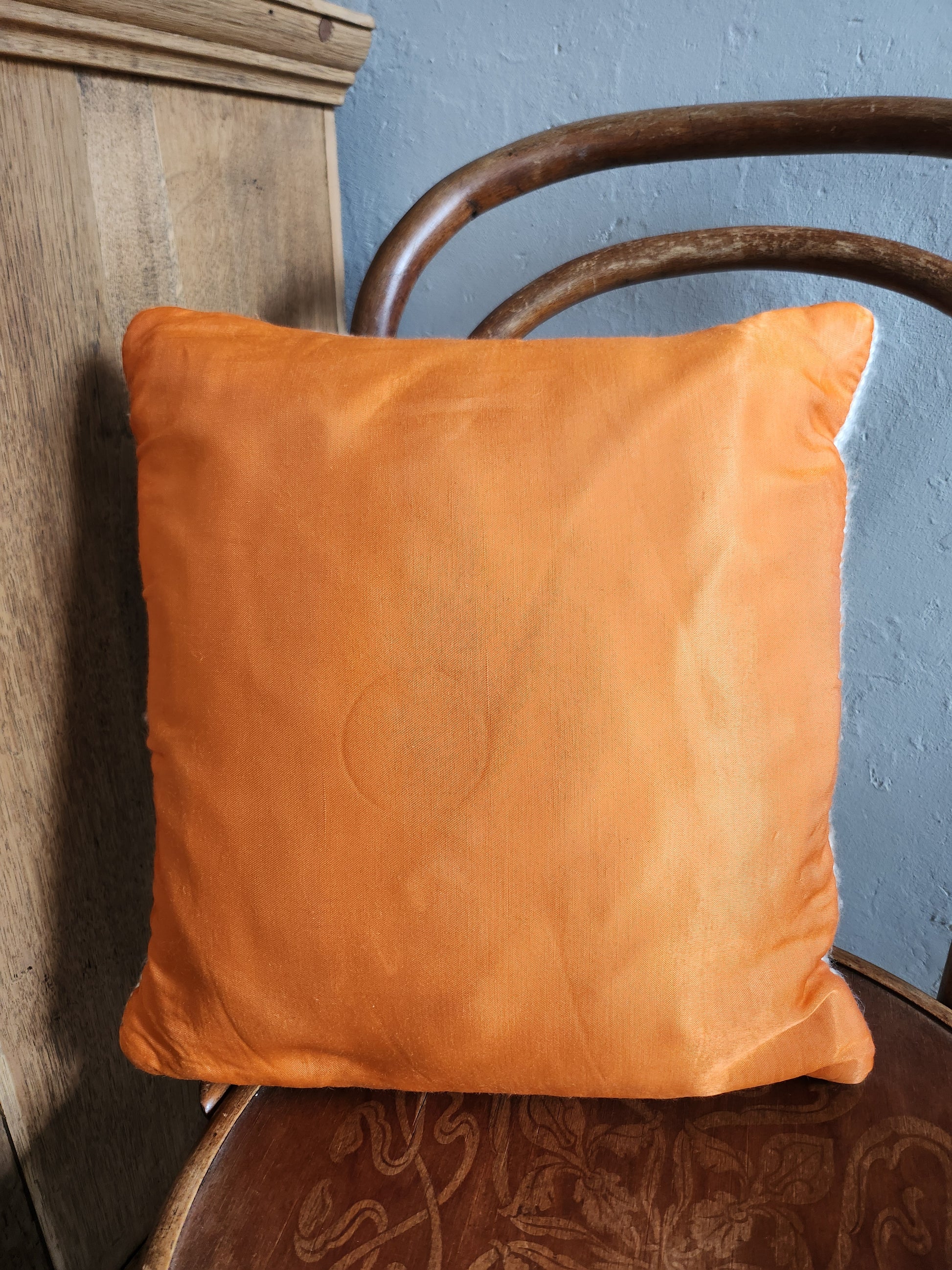 Coussin en point de croix motif fleurs papillon   Patine