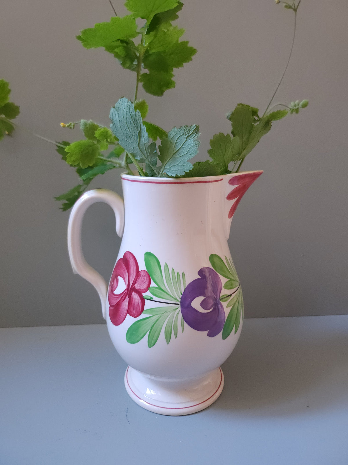 Cruche en faïence de Sarreguemines à motif floral   Patine